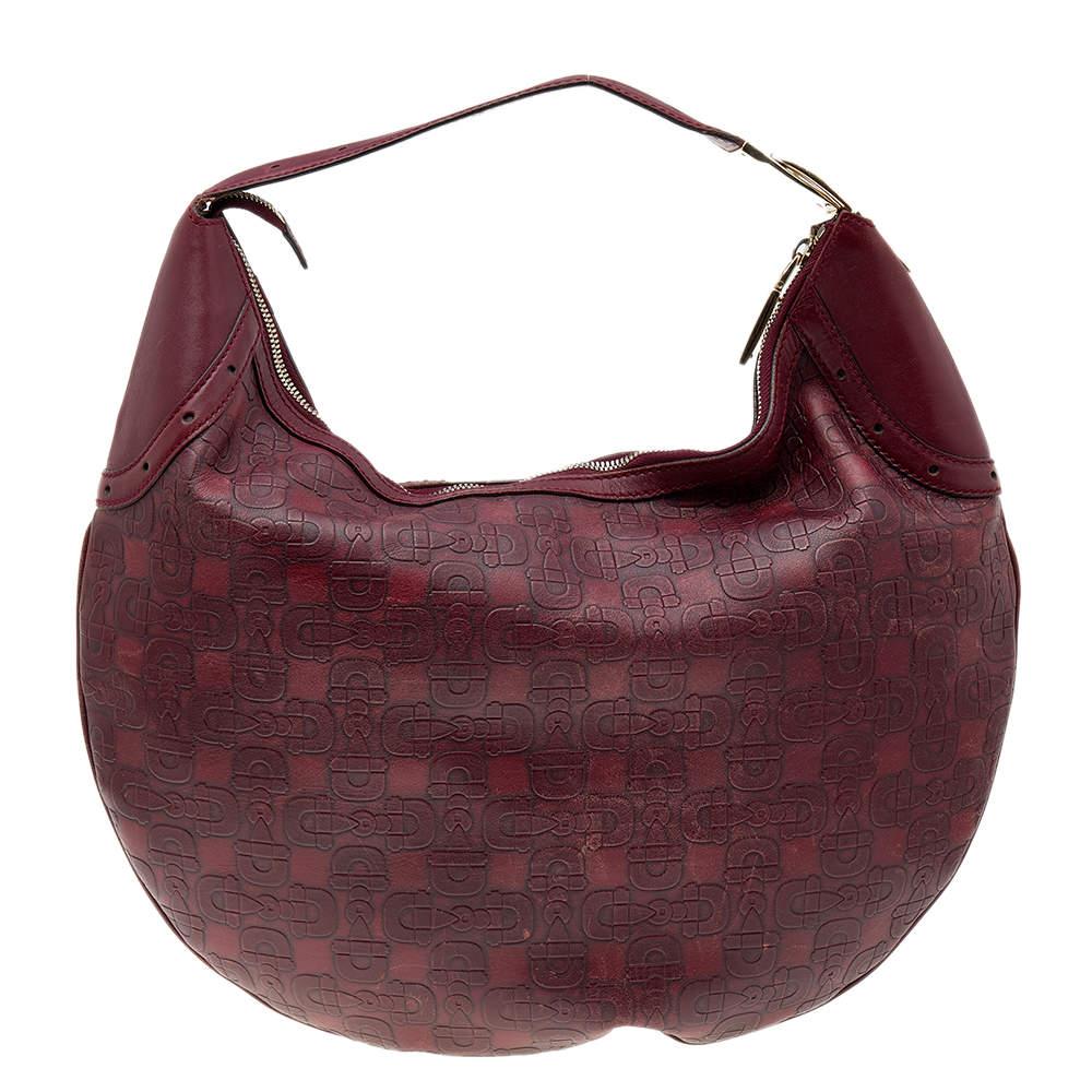 The House of Gucci brings you this amazing hobo. Featuring an exceptional burgundy hue, this hobo is crafted using Horsebit-embossed leather with gold-toned hardware. It has a sturdy top handle and a spacious fabric-lined interior. Carry this
