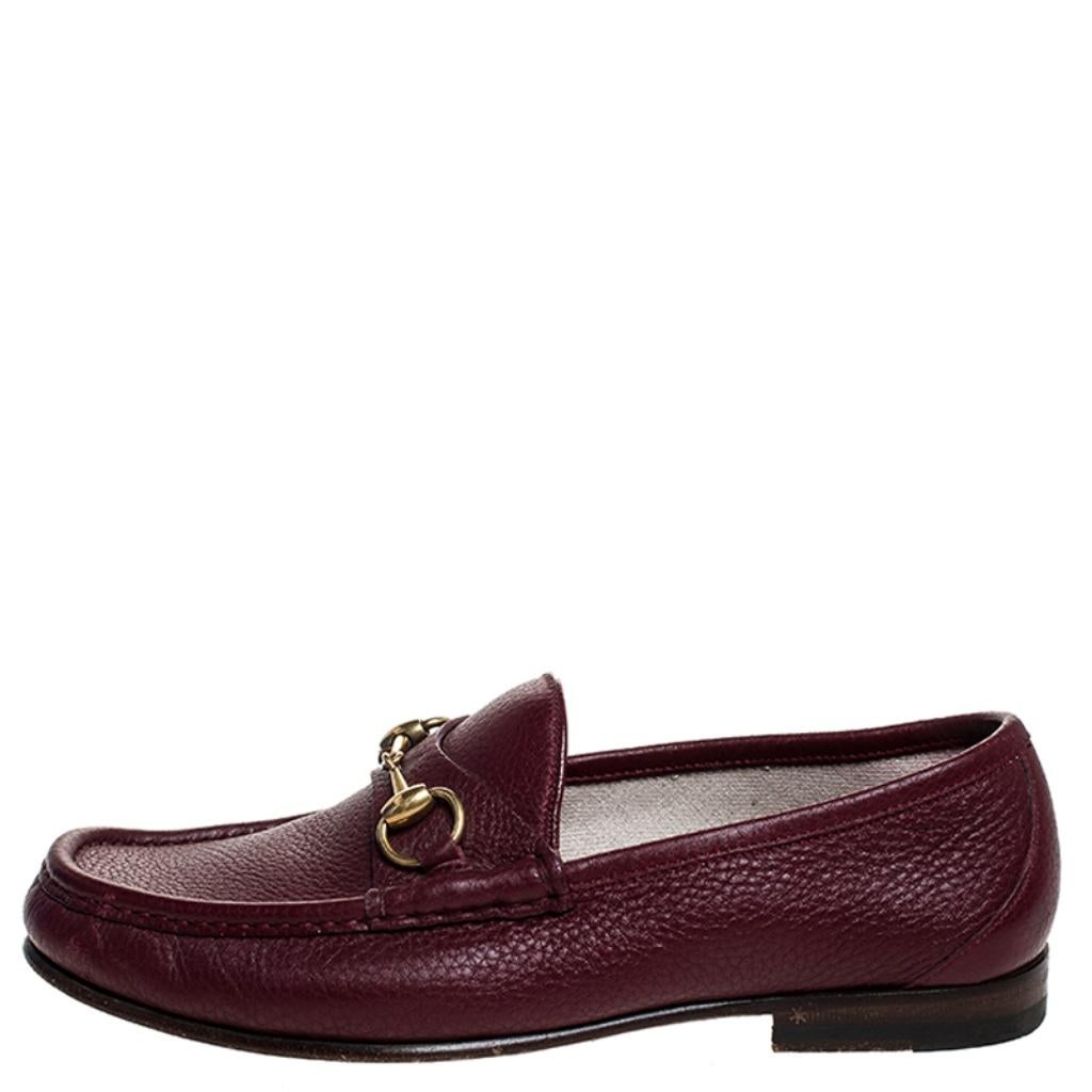 Set trends with these loafers from the house of Gucci. Meticulously crafted from leather, they feature a lovely burgundy exterior and the Horsebit detail in gold-tone on the vamps. Complete with snug insoles and durable outsoles, this pair will
