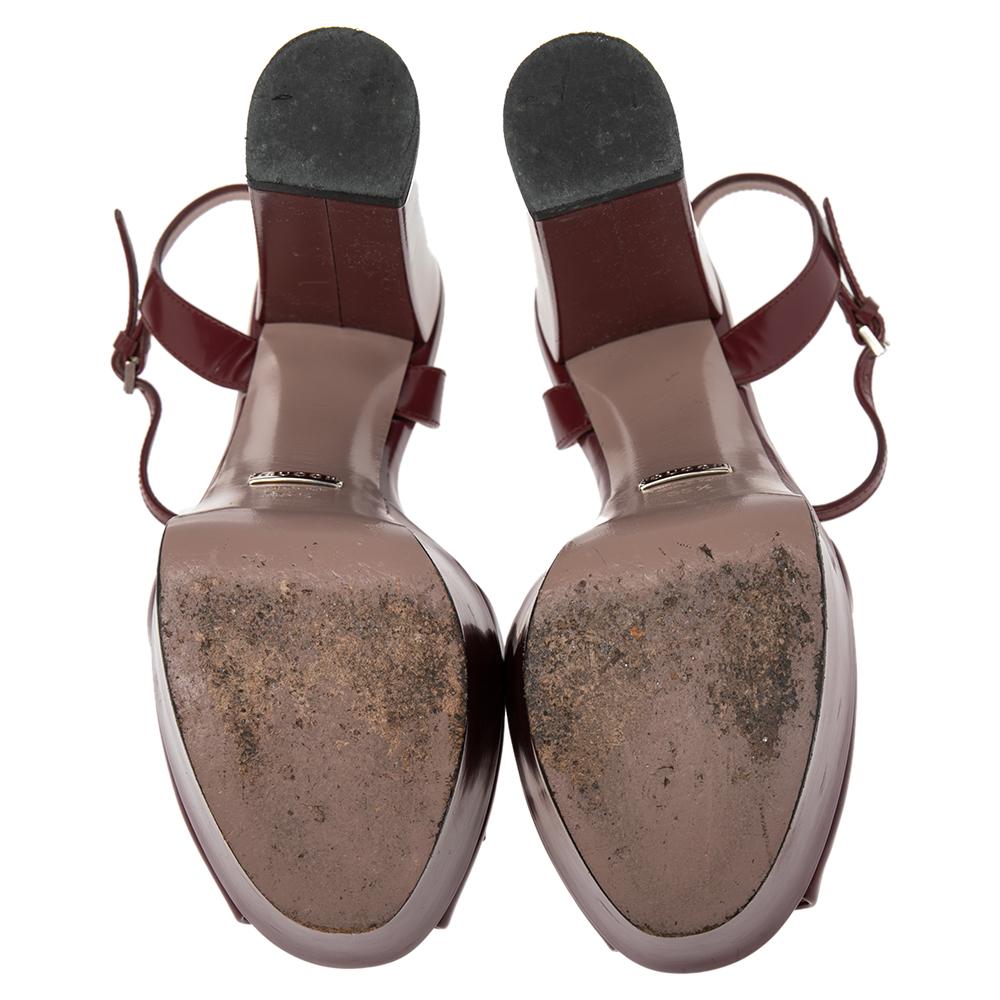 Gucci Burgundy Leather Claudie Horsebit Peep Toe Platform Sandals Size 35.5 In Good Condition In Dubai, Al Qouz 2