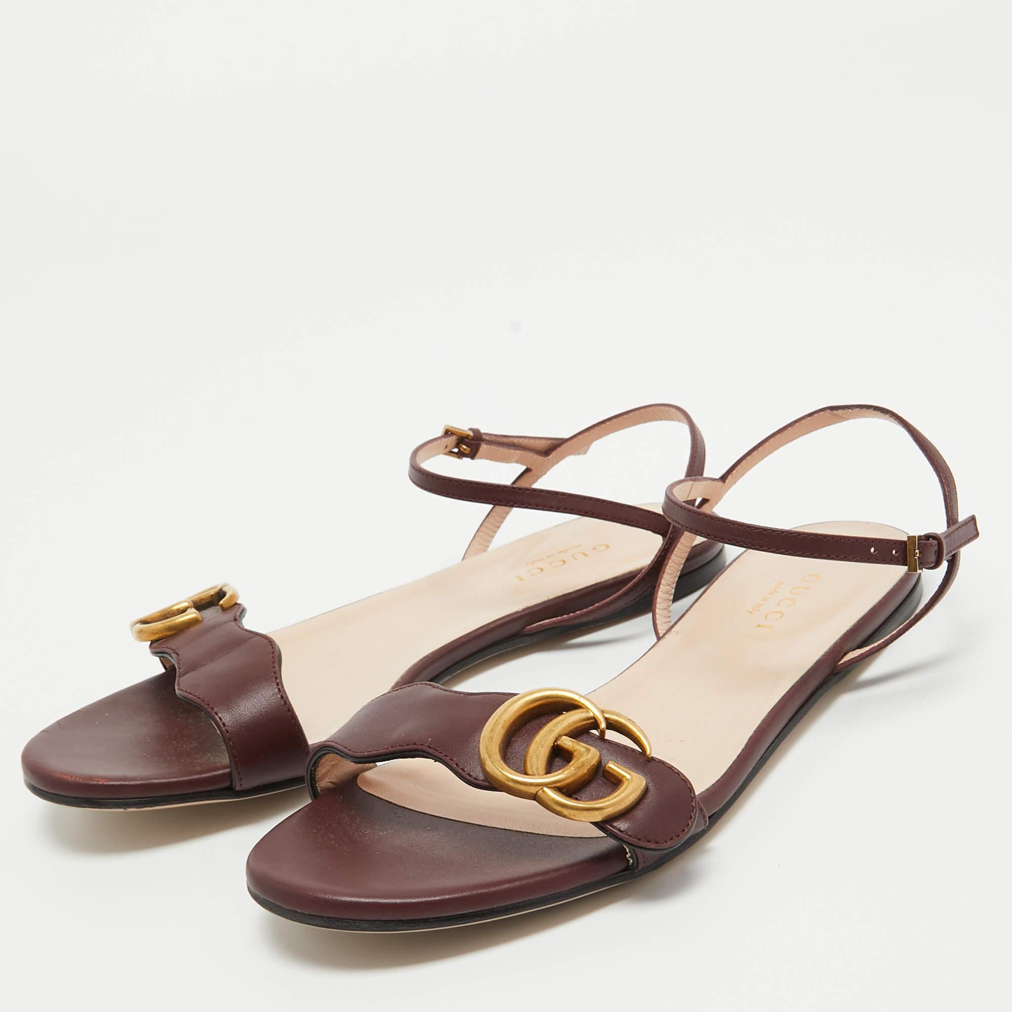 These sandals will frame your feet in an elegant manner. Crafted from quality materials, they display a classy design and comfortable insoles.