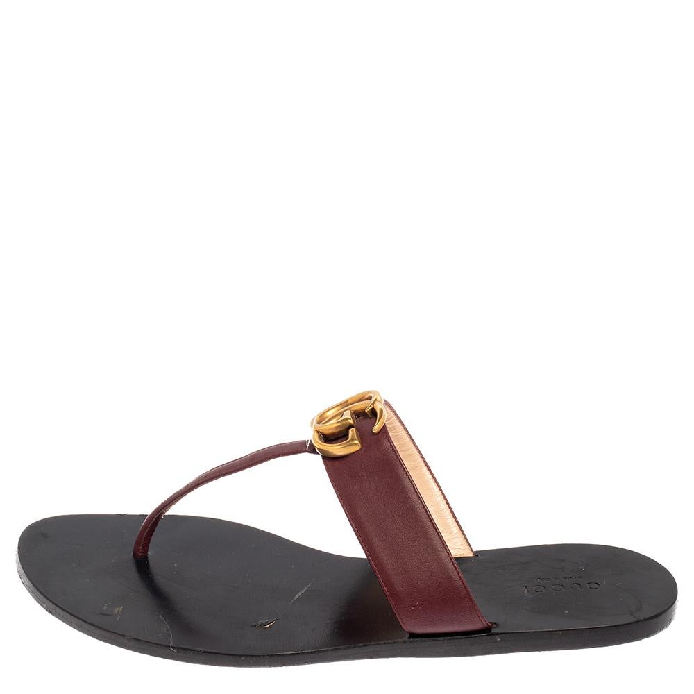 Step out summer-ready in this pair of thong sandals from Gucci. They've been crafted from burgundy leather and styled with a gold-tone GG logo at the front. Flaunt them with dresses and shorts.

