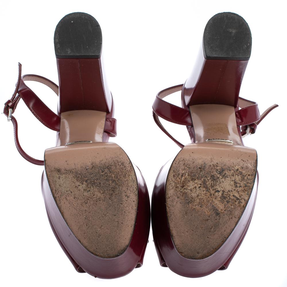 Gucci Burgundy Leather Horsebit Ankle Wrap Sandals Size 35.5 In Good Condition In Dubai, Al Qouz 2