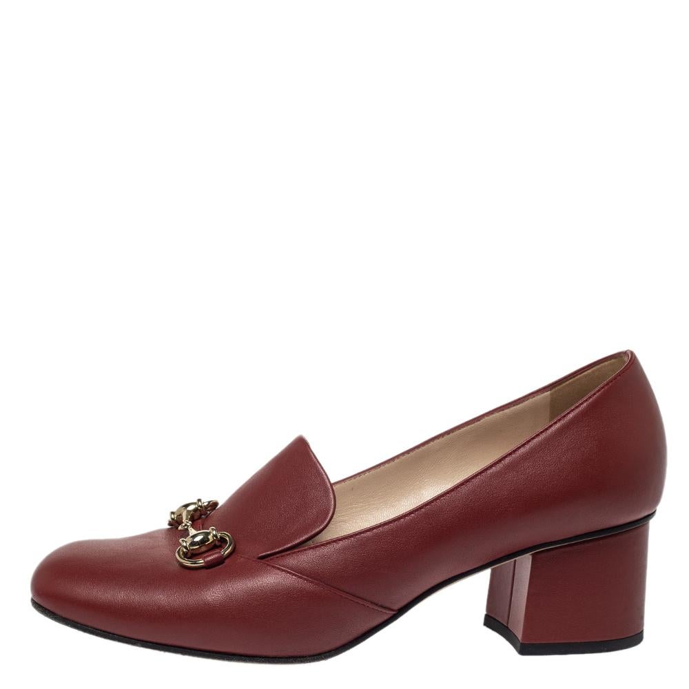 This pair of pumps from Gucci features fine designing and exquisite craftsmanship. Give your collection of footwear a touch of high fashion by adding these leather pumps that come graced with the signature Horsebit in gold-tone. They are burgundy in