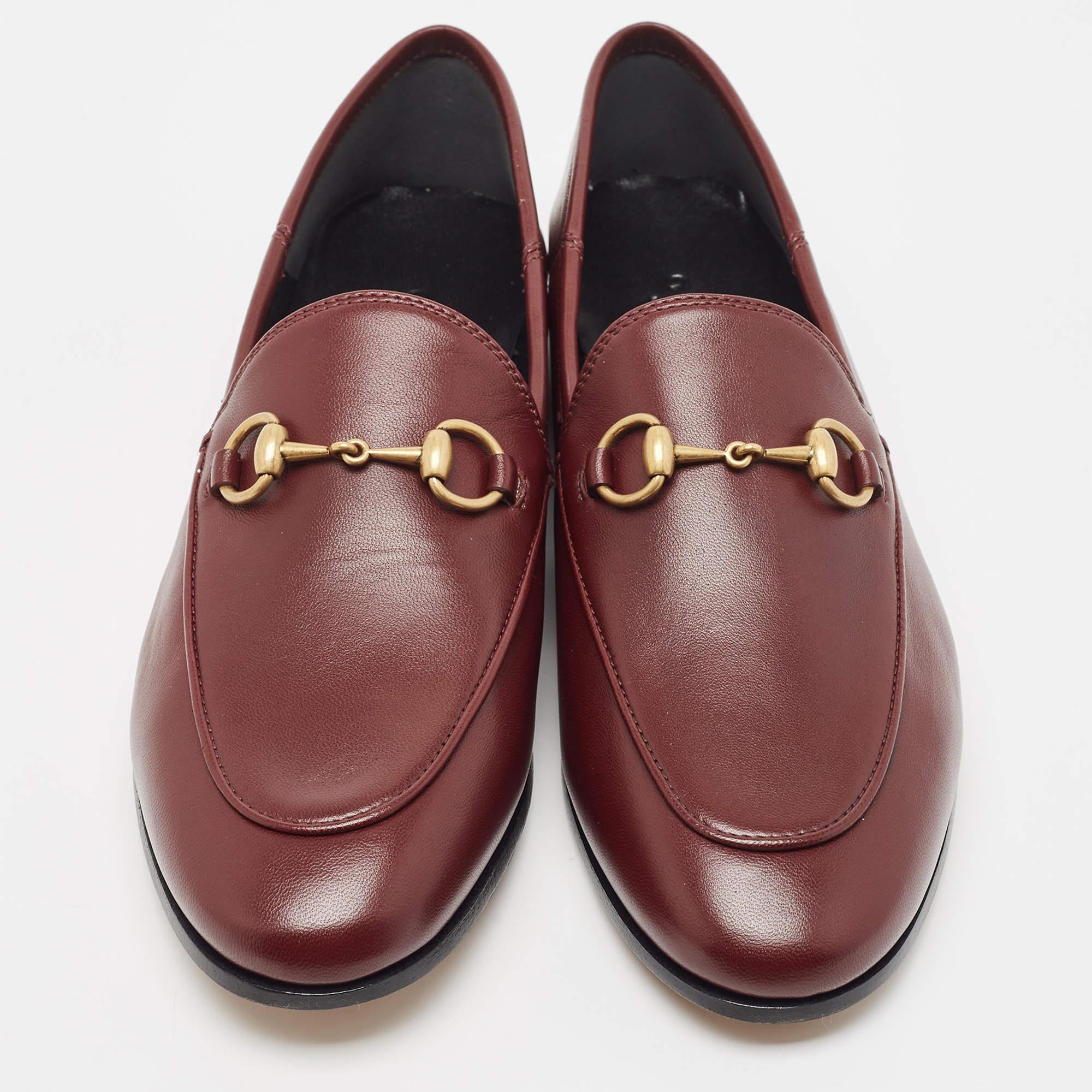 Gucci Burgundy Leather Horsebit Foldable Loafers Size 36.5 In Excellent Condition In Dubai, Al Qouz 2