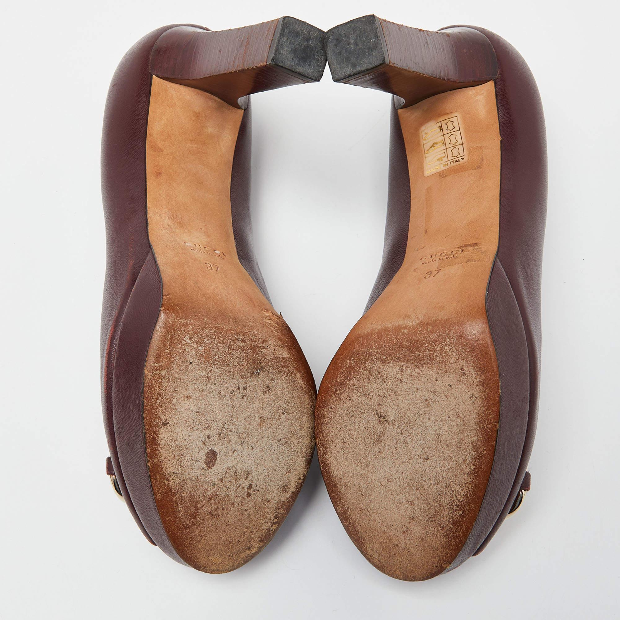 Gucci Burgunderfarbene Leder Horsebit Peep Toe Plateau Pumps Größe 37 im Zustand „Relativ gut“ im Angebot in Dubai, Al Qouz 2