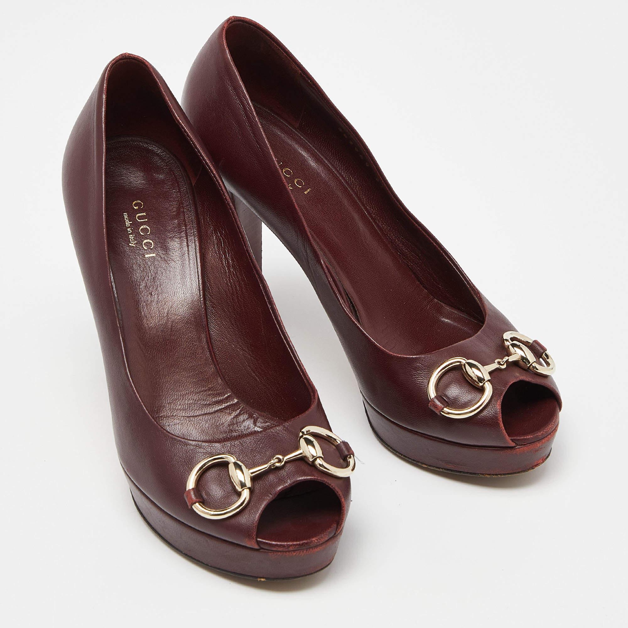 Gucci Burgunderfarbene Leder Horsebit Peep Toe Plateau Pumps Größe 37 im Angebot 1