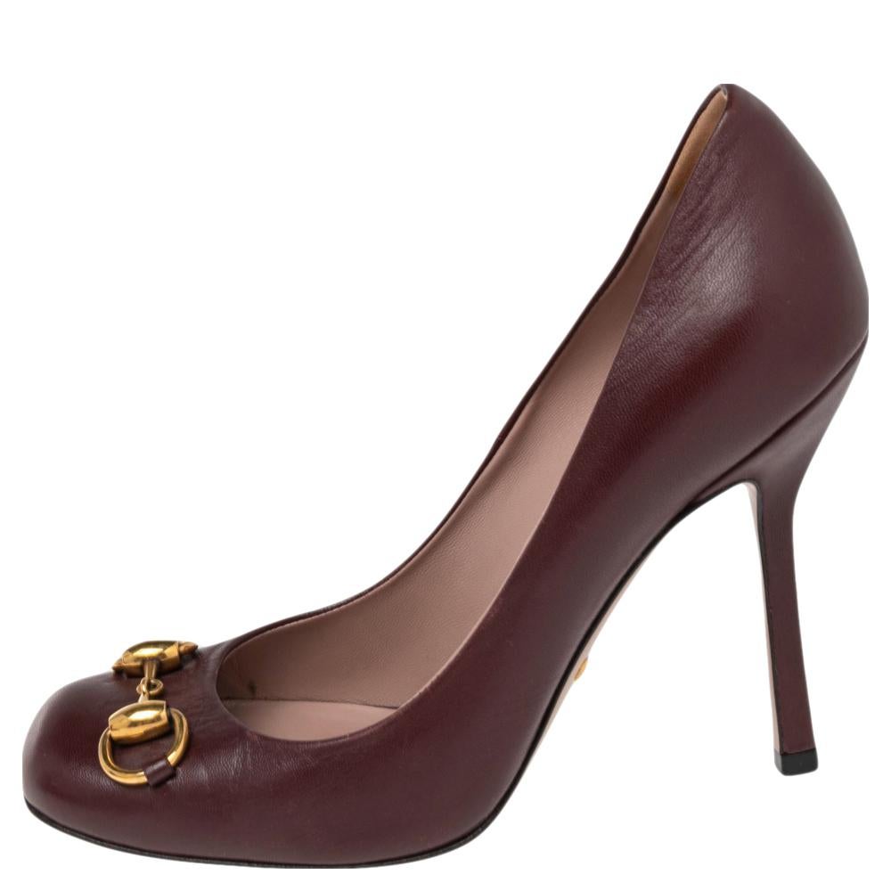 Featuring a chic, minimalist design, these Jolene pumps from Gucci are easy to style. Burgundy leather body showcases gold-tone signature Gucci Horsebit accents on the vamps. High stiletto heels and peep toes form a distinctive outline. Their simple