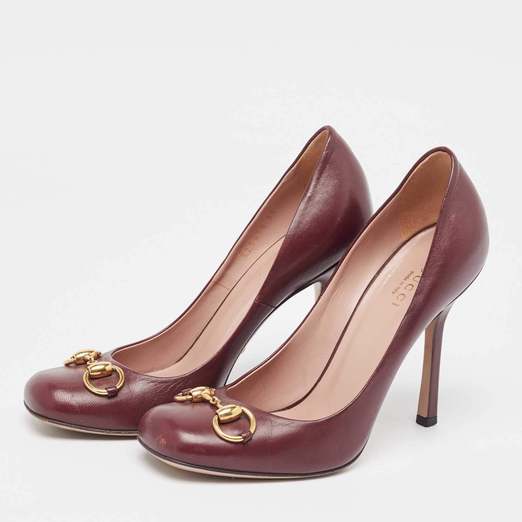 Haz una declaración de estilo chic con estos zapatos de salón de diseño. Presentan tacones resistentes y suelas duraderas perfectas para tus salidas a la moda
