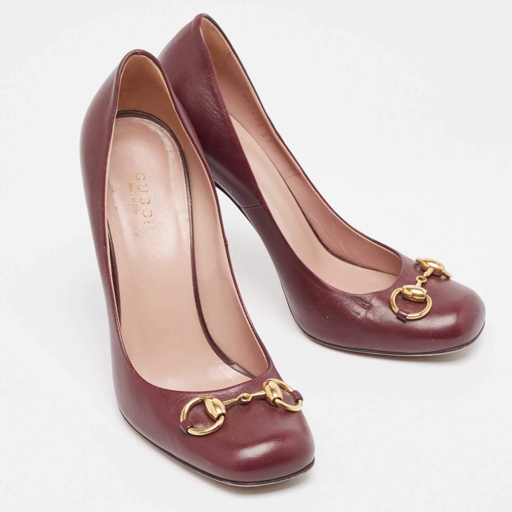 Gucci Bombas Jolene Horsebit Piel Borgoña Talla 37 en Bastante bueno estado para la venta en Dubai, Al Qouz 2