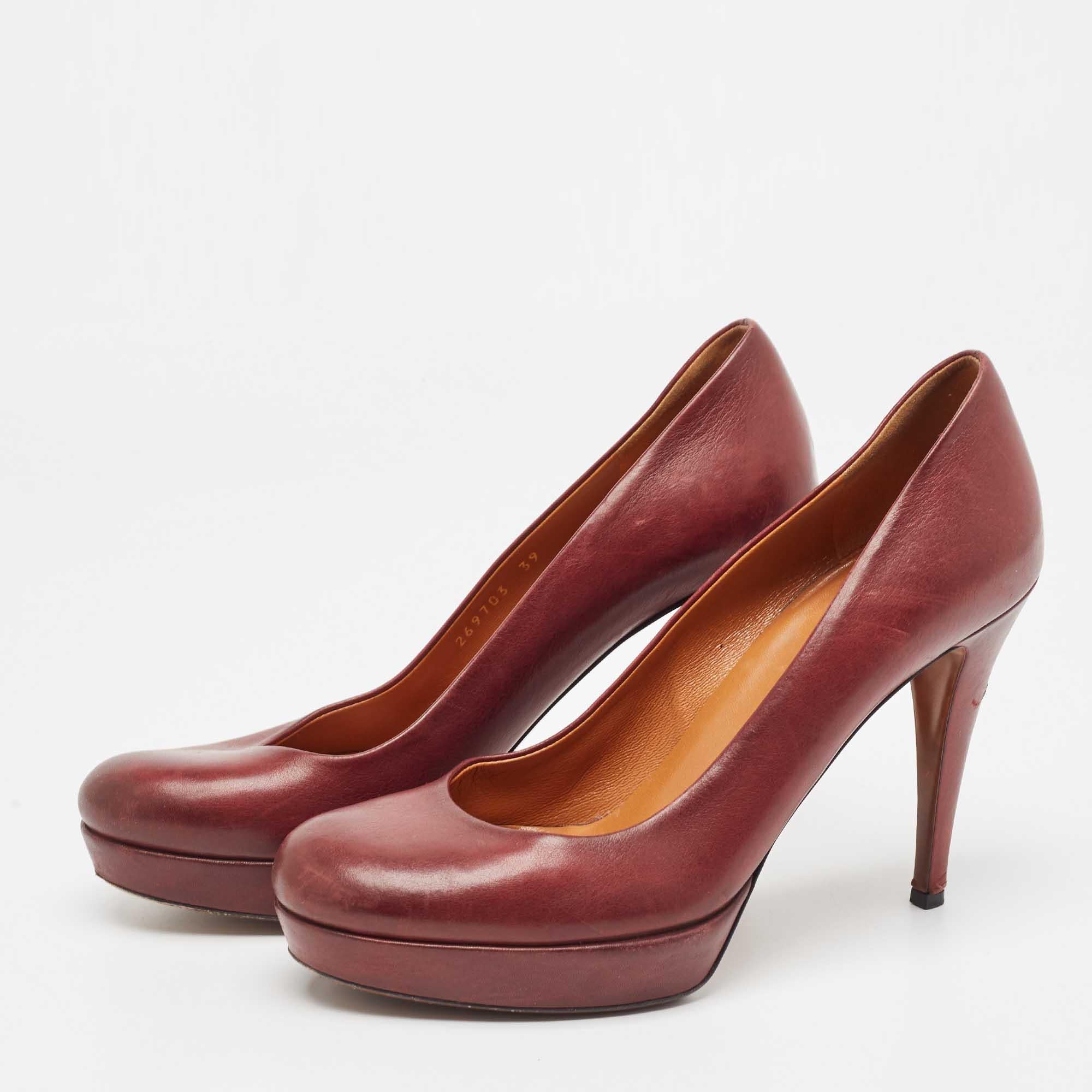 Gucci's classy take on footwear is captured in this design. The pumps are wonderfully crafted using high-quality materials and set on durable soles. Wear yours with cropped hemlines to spotlight the modern construction.