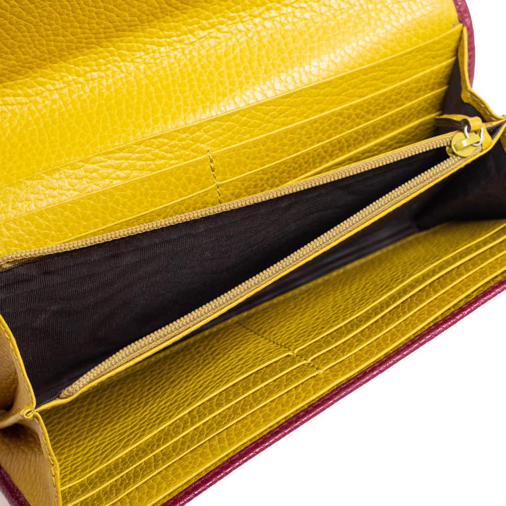 Your everyday essentials can be carried effortlessly in this Gucci wallet. Crafted using leather, the flap-style creation features enough compartments to easily hold your essentials. You can carry it in your hand or in your tote.