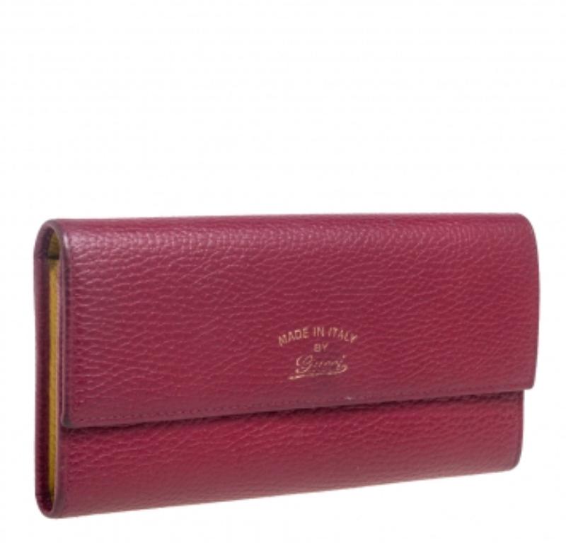 Questo portafoglio di Gucci ti permette di portare con te gli oggetti essenziali di tutti i giorni senza alcuno sforzo. Realizzata in pelle, la creazione in stile patta presenta un numero sufficiente di scomparti per contenere i tuoi oggetti