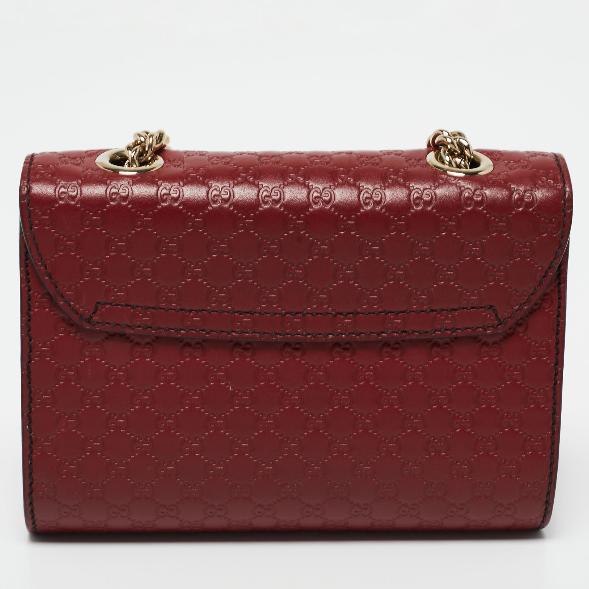 The House of Gucci, with its nonpareil skill and métier, amazes us all once again. This Emily shoulder bag from Gucci brings a different level of luxury and poise to your collection. Designed using burgundy Microguccissima leather, the front of this