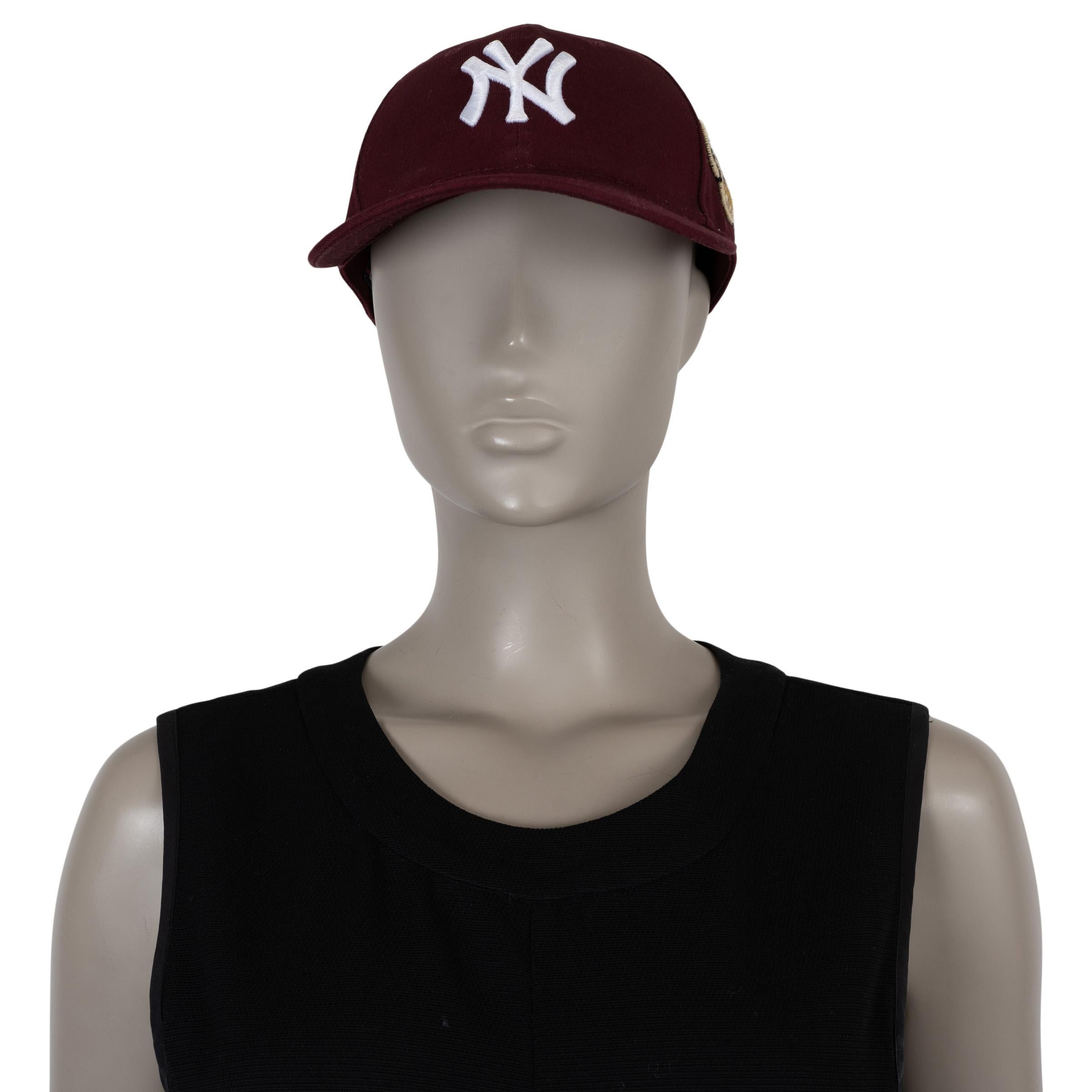 Esta gorra de béisbol de los NY Yankees 100% auténtica de Gucci está confeccionada en lona de algodón burdeos (100%) y detallada con un parche blanco de los NY Yankees bordado en la parte delantera. El lateral está acentuado con las letras Gucci y