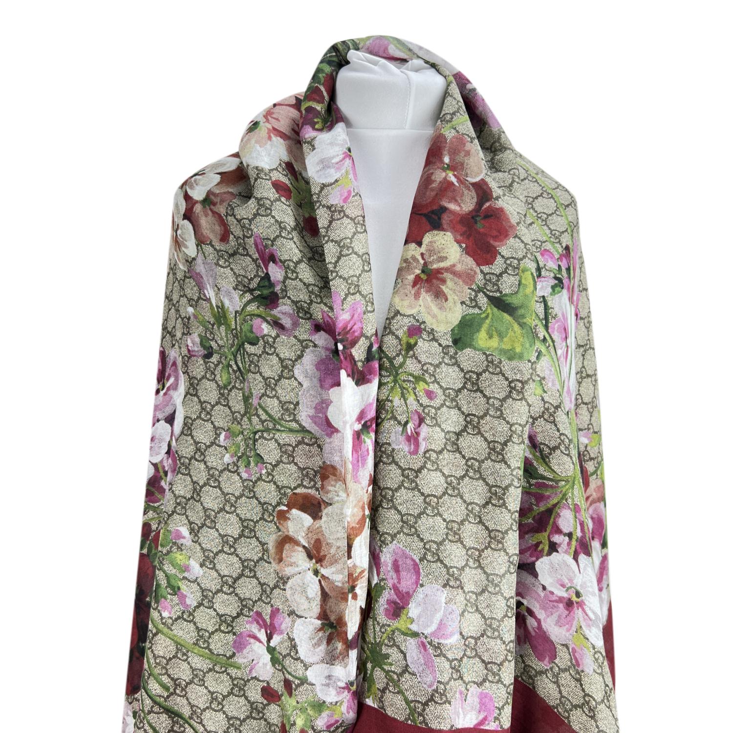 Großer, quadratischer Gucci-Schal mit Blumendruck. GG Monogramm beige Muster. Burgunderfarbenes Blumenmuster und Bordüren. Zusammensetzung: 85% Modal - 15% Seide. Ausgefranste Kanten. Abmessungen: 55 x 55 Zoll - 140 x 140 cm. Hergestellt in