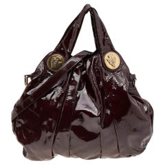 Gucci Große Hysteria-Tasche aus burgunderfarbenem Lackleder