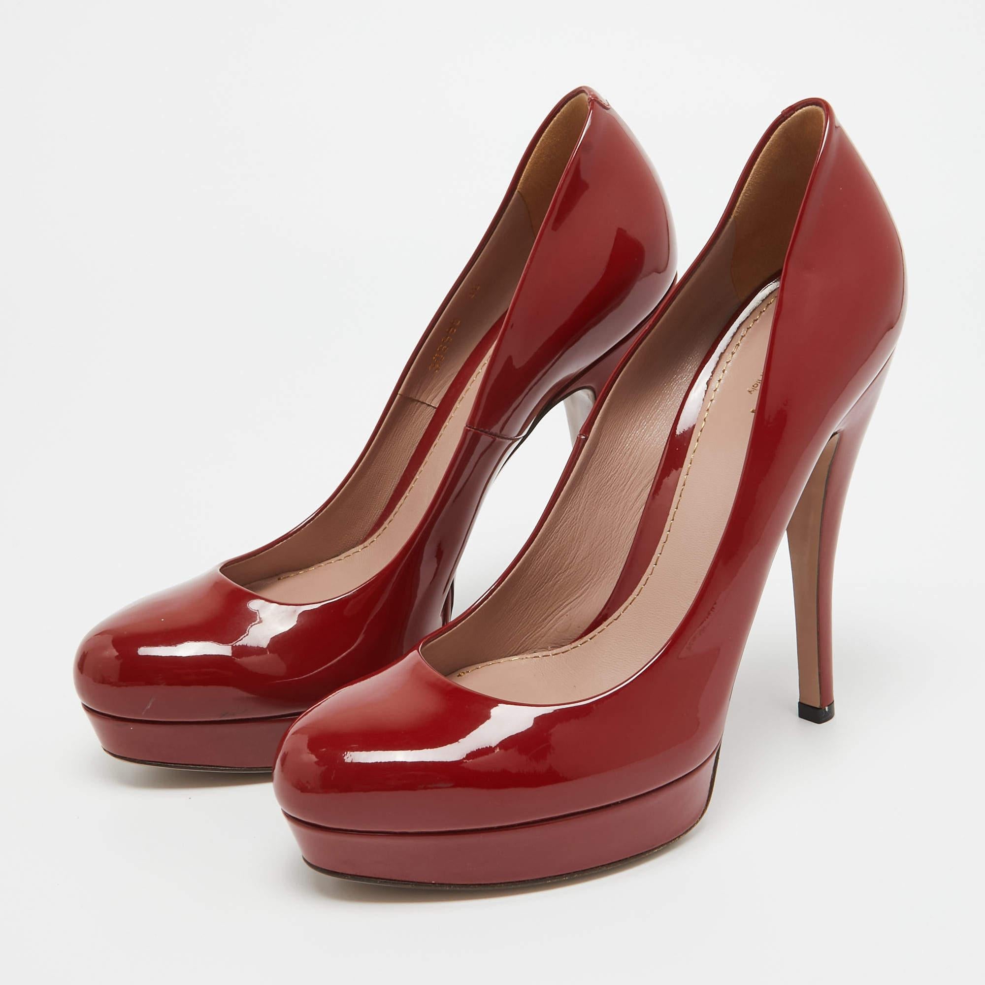 Unos arcos curvilíneos, un atractivo femenino y una estructura bien construida definen este juego de zapatos de salón de diseño. Vienen con cómodas plantillas y elegantes tacones, póngaselas con sus conjuntos favoritos.