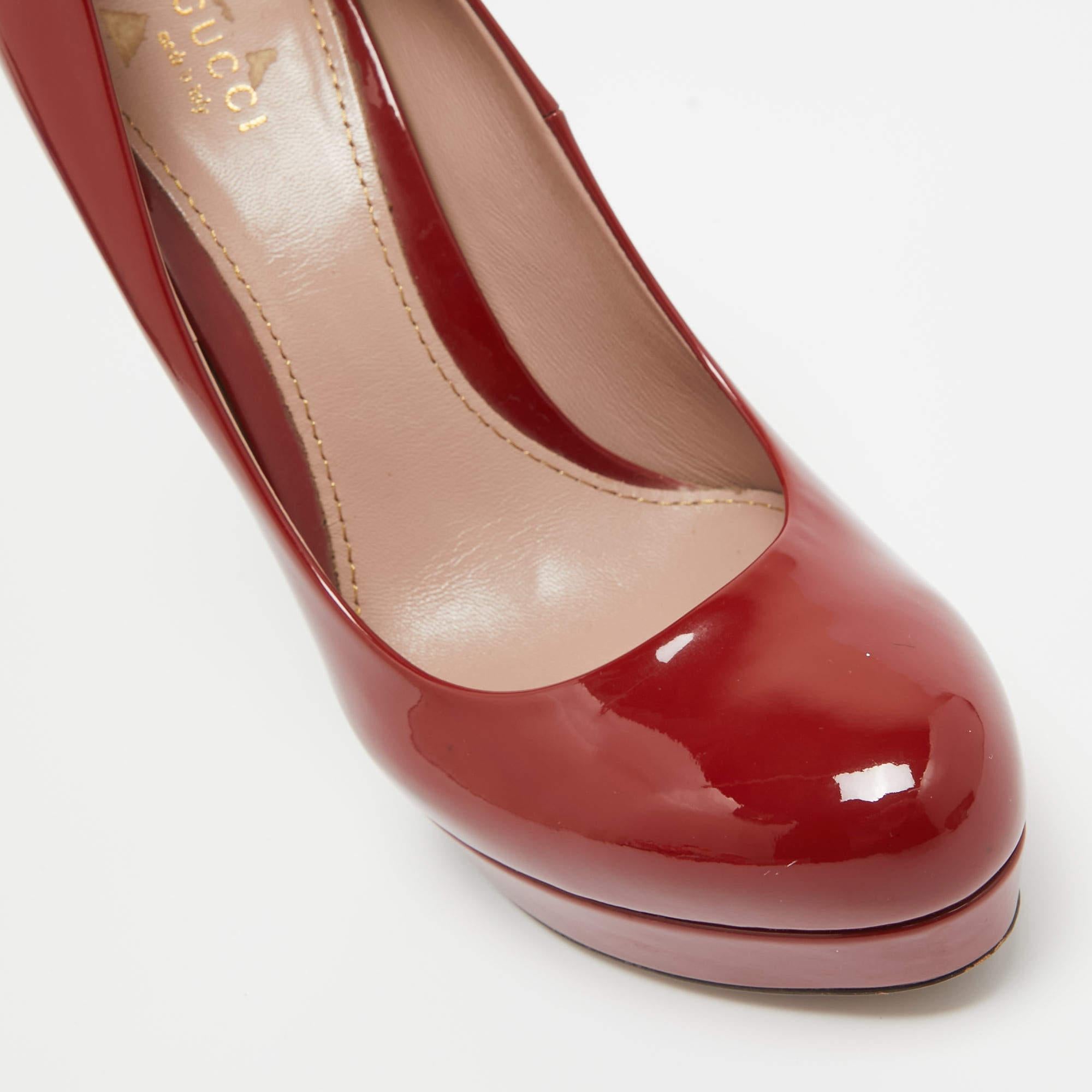 Bombas de plataforma de charol burdeos de Gucci talla 38 en venta 2