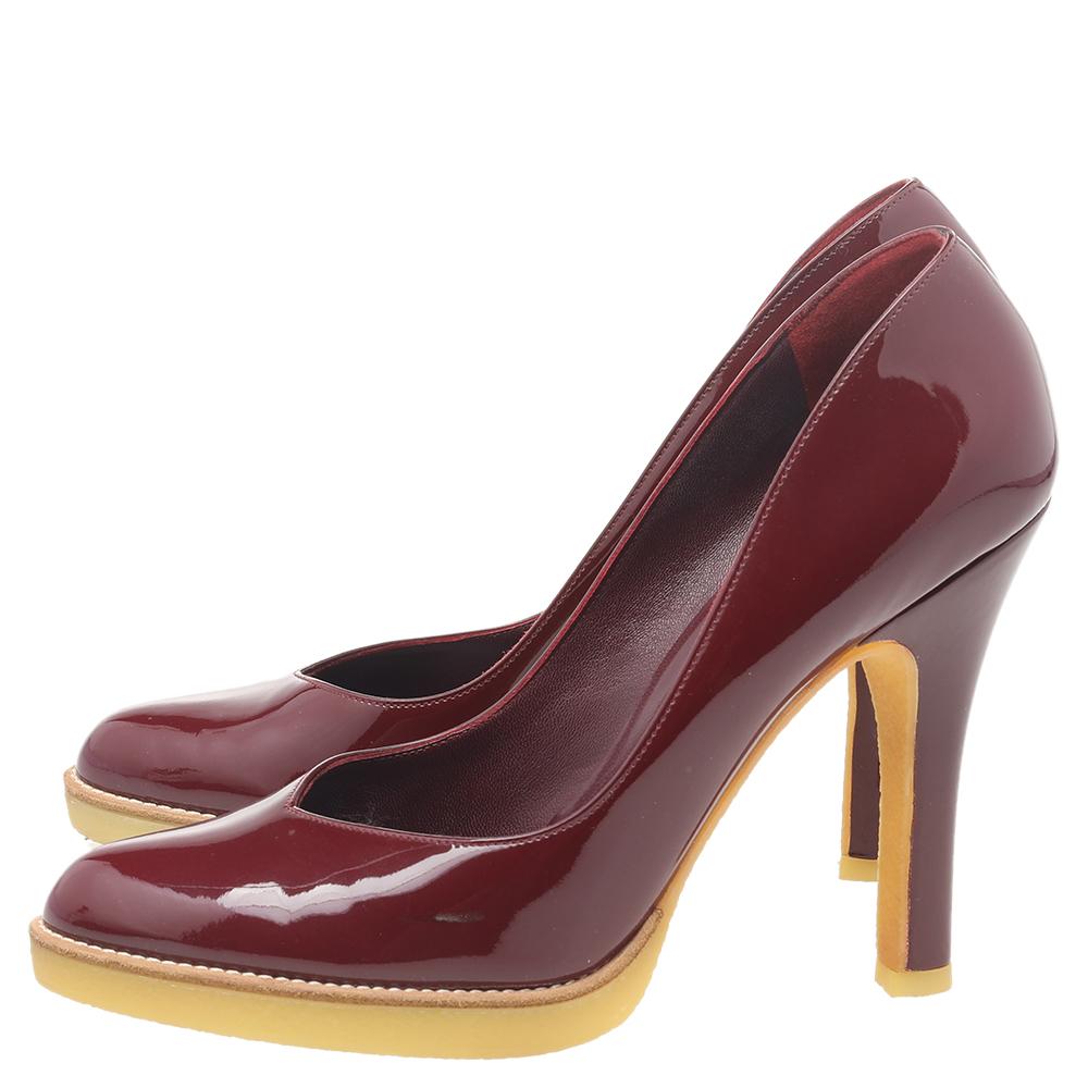 Brown Gucci Burgundy Patent Leather Round Toe Pumps Size 37.5 For Sale