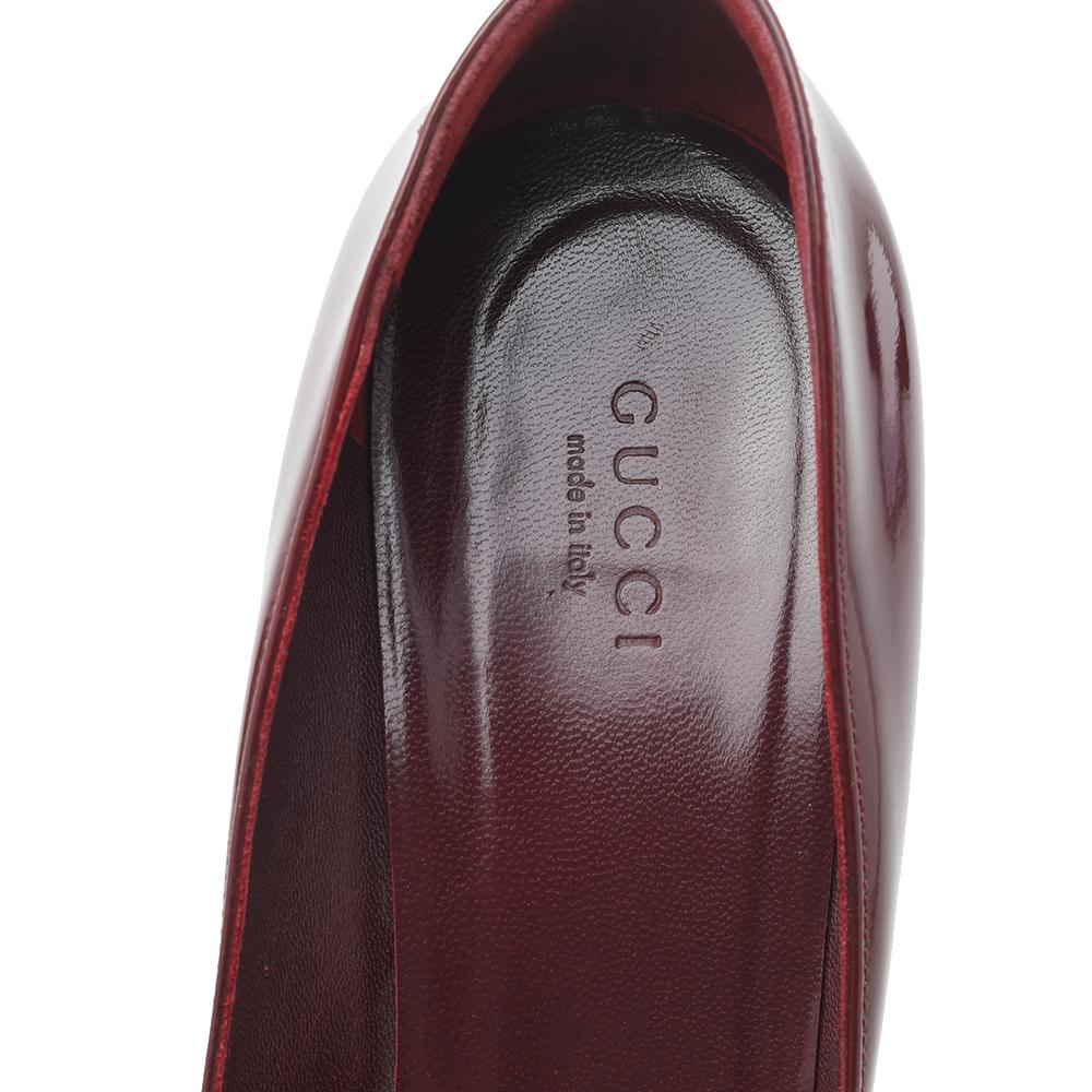 Gucci Burgundy Patent Leather Round Toe Pumps Size 37.5 For Sale 2