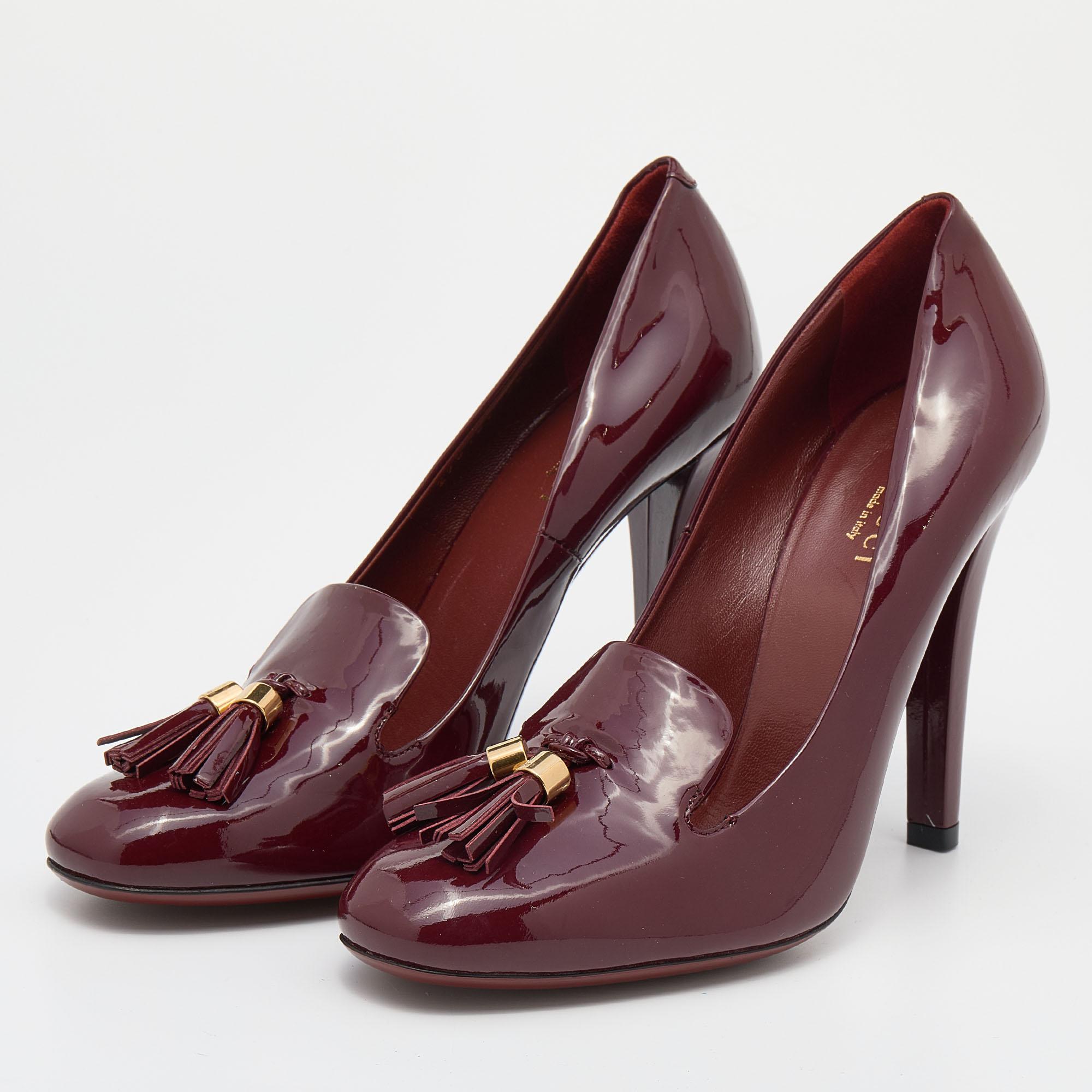 The fusion of loafer and pumps lend this Gucci pair a striking appeal. A classy creation, it comes crafted from patent leather and adorned with tassel detailing on the uppers. The 11.5cm heels of these shoes will add an extra edge to your outfit.