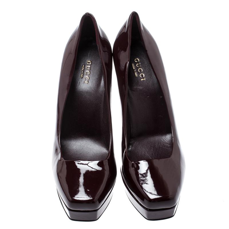 These burgundy pumps by Gucci are high on sophistication. Crafted from patent leather, they feature square toes along with leather lined insoles that carry brand labelling. They are elevated on 11cm tall heels. These pumps will effortlessly lend a