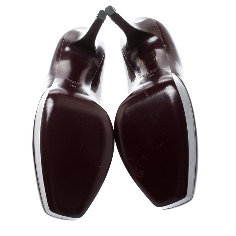 These burgundy pumps by Gucci are high on sophistication. Crafted from patent leather, they feature square toes along with leather lined insoles that carry brand labelling. They are elevated on 11cm tall heels. These pumps will effortlessly lend a