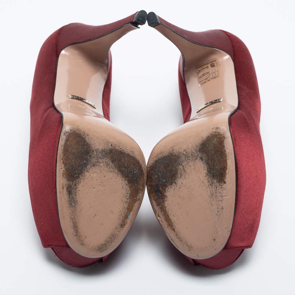 Gucci Burgundy Satin Peep Toe Platform Pumps Size 36.5 In Good Condition For Sale In Dubai, Al Qouz 2