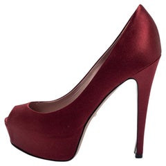 Gucci - Escarpins à plateforme en satin bordeaux à bout ouvert, taille 36,5