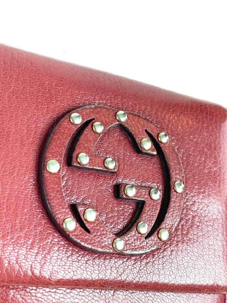 Gucci - Portefeuille en cuir compact Soho clouté Gg 20g69, bourgogne en vente 6