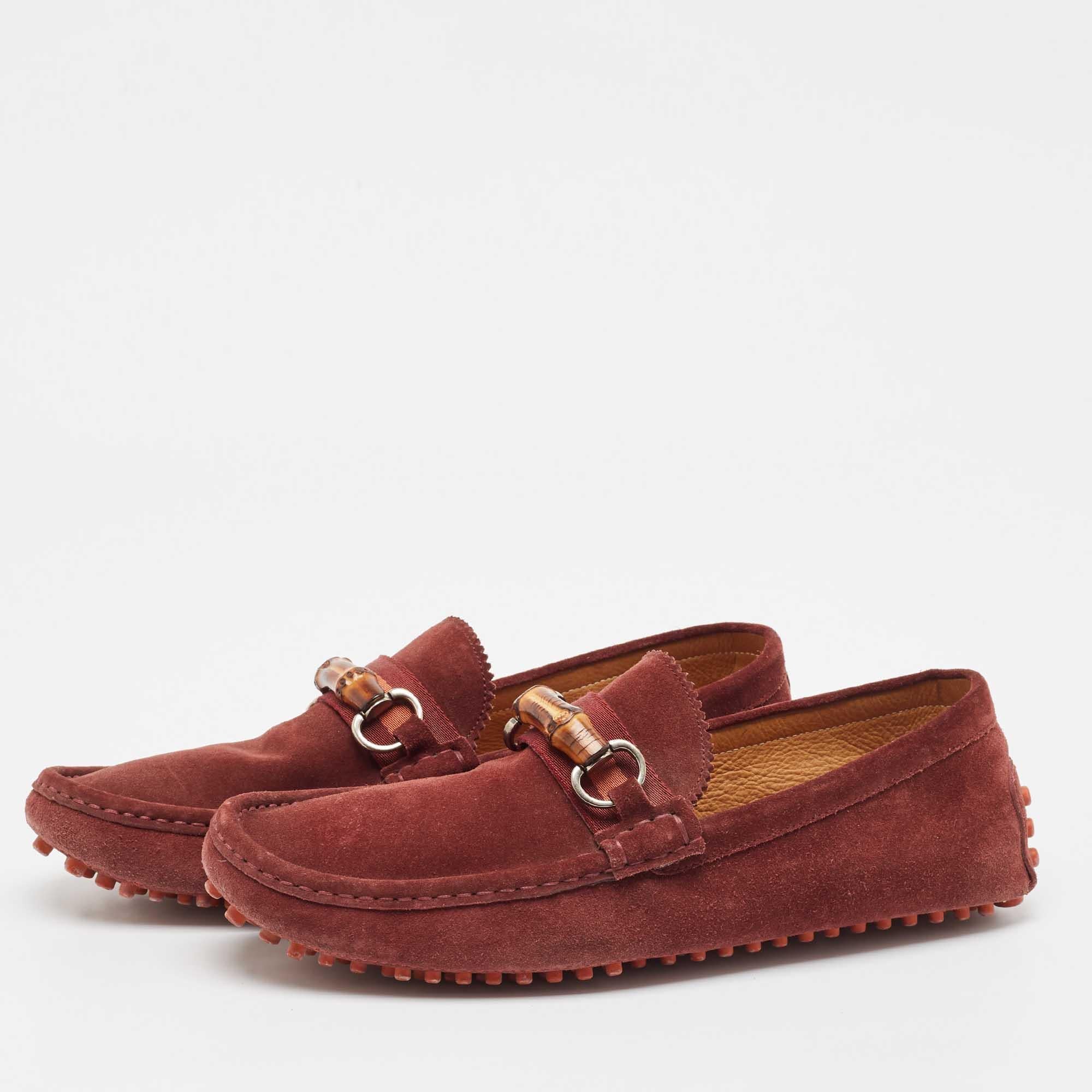 Laissez-vous aller au confort et au style classique avec ces mocassins de Gucci. Fabriqué avec talent  Ces chaussures de haute qualité sont parfaitement conçues pour vous accompagner tout au long de la journée.
