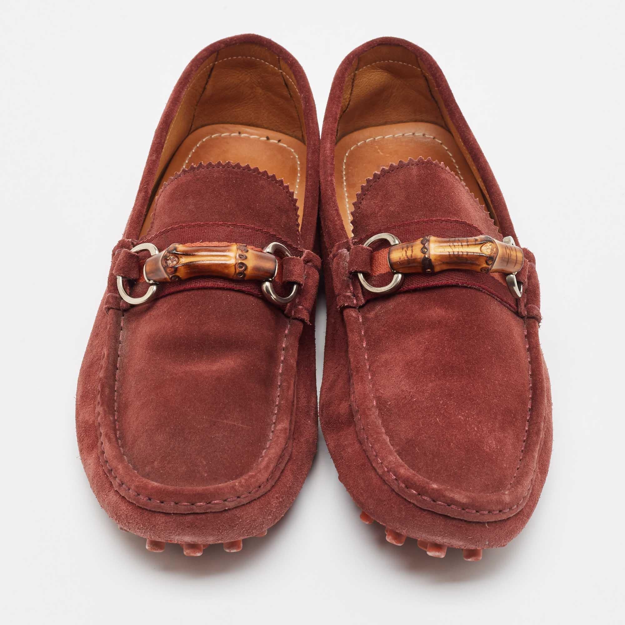 Marron Mocassins Gucci bordeaux en daim et bambou à mors, taille 44 en vente