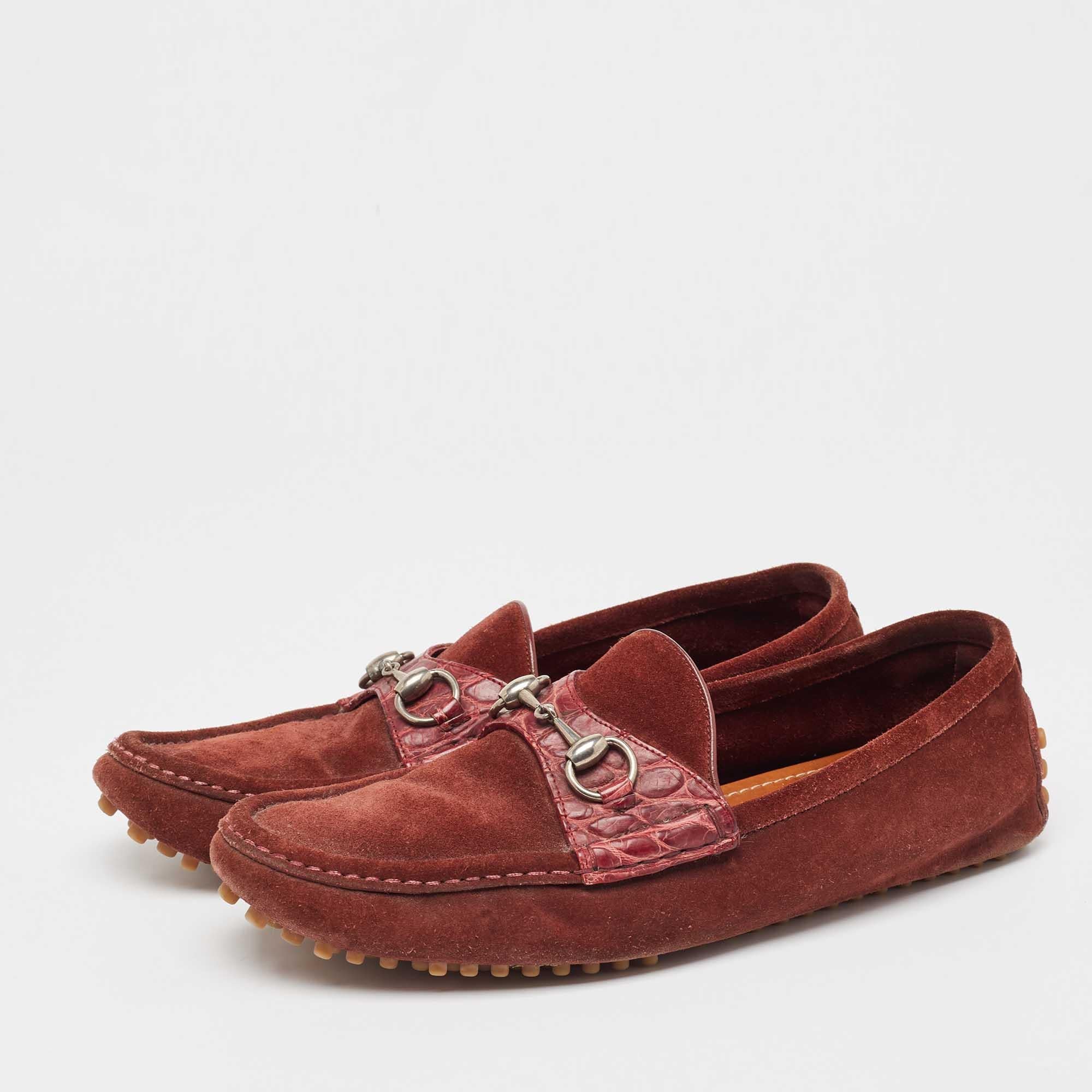 These loafers from Gucci are not only high in appeal but also very skilfully made. The suede loafers have a comfortable shape and will complement any look.