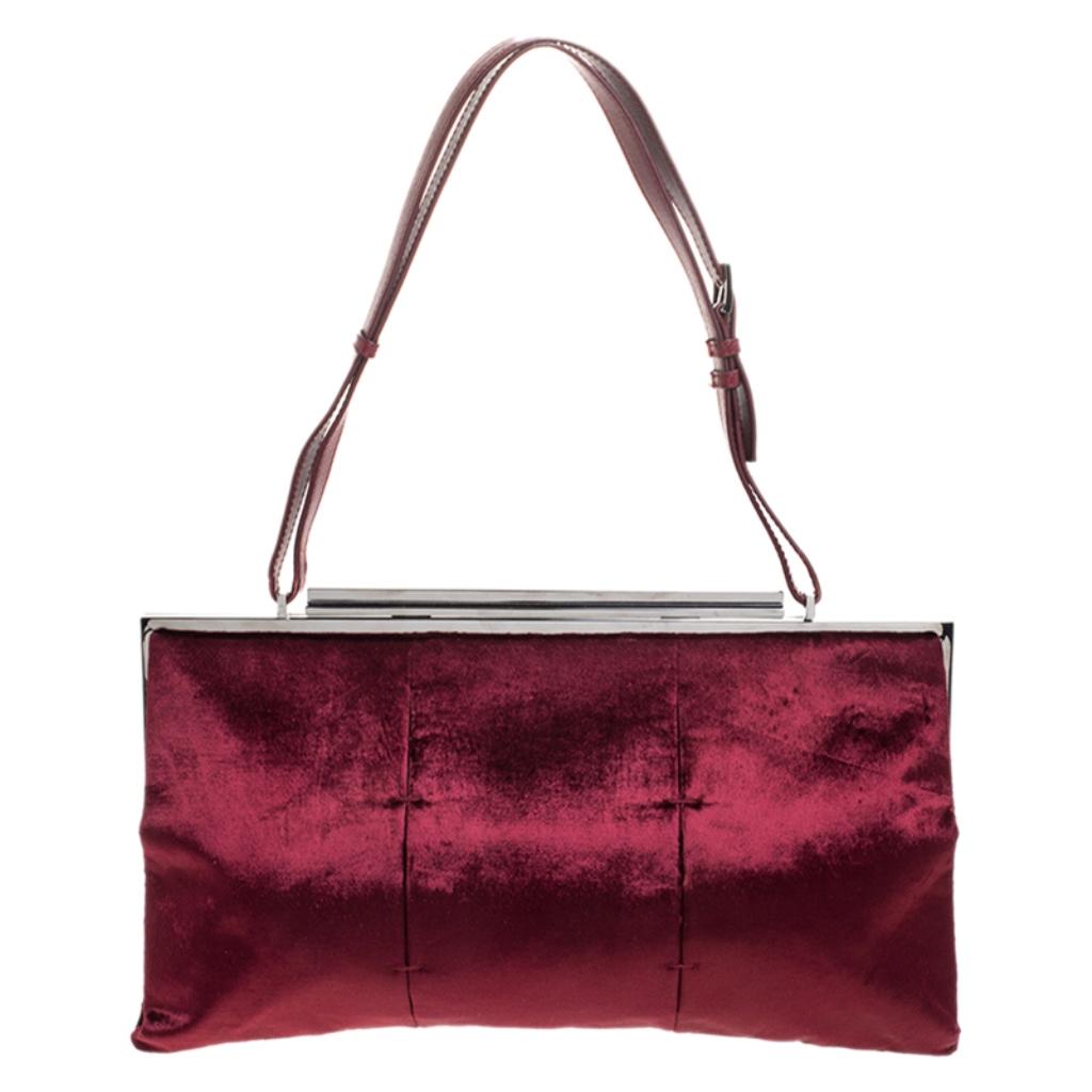 Get this Gucci shoulder bag and deliver a stylish and sophisticated look wherever you go. Crafted in Italy, it is made of luxurious velvet and flaunts a lovely shade of burgundy. This creation comes with a silver-tone frame that adds structure and