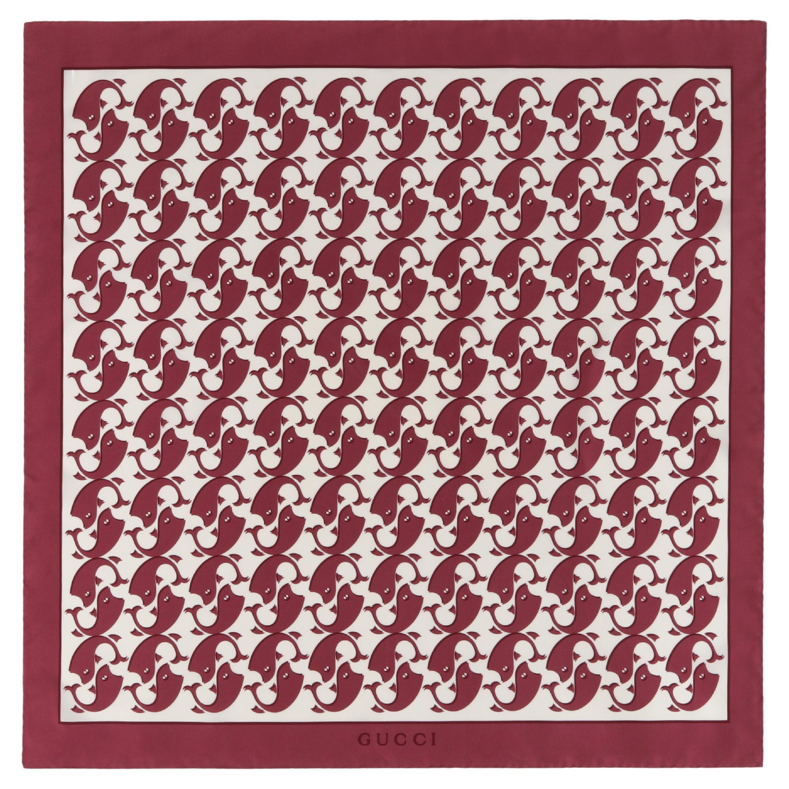 GUCCI Quadratischer Seidenschal mit ineinandergreifendem Wal GG Logo-Motiv in Burgunderrot und Weiß im Angebot