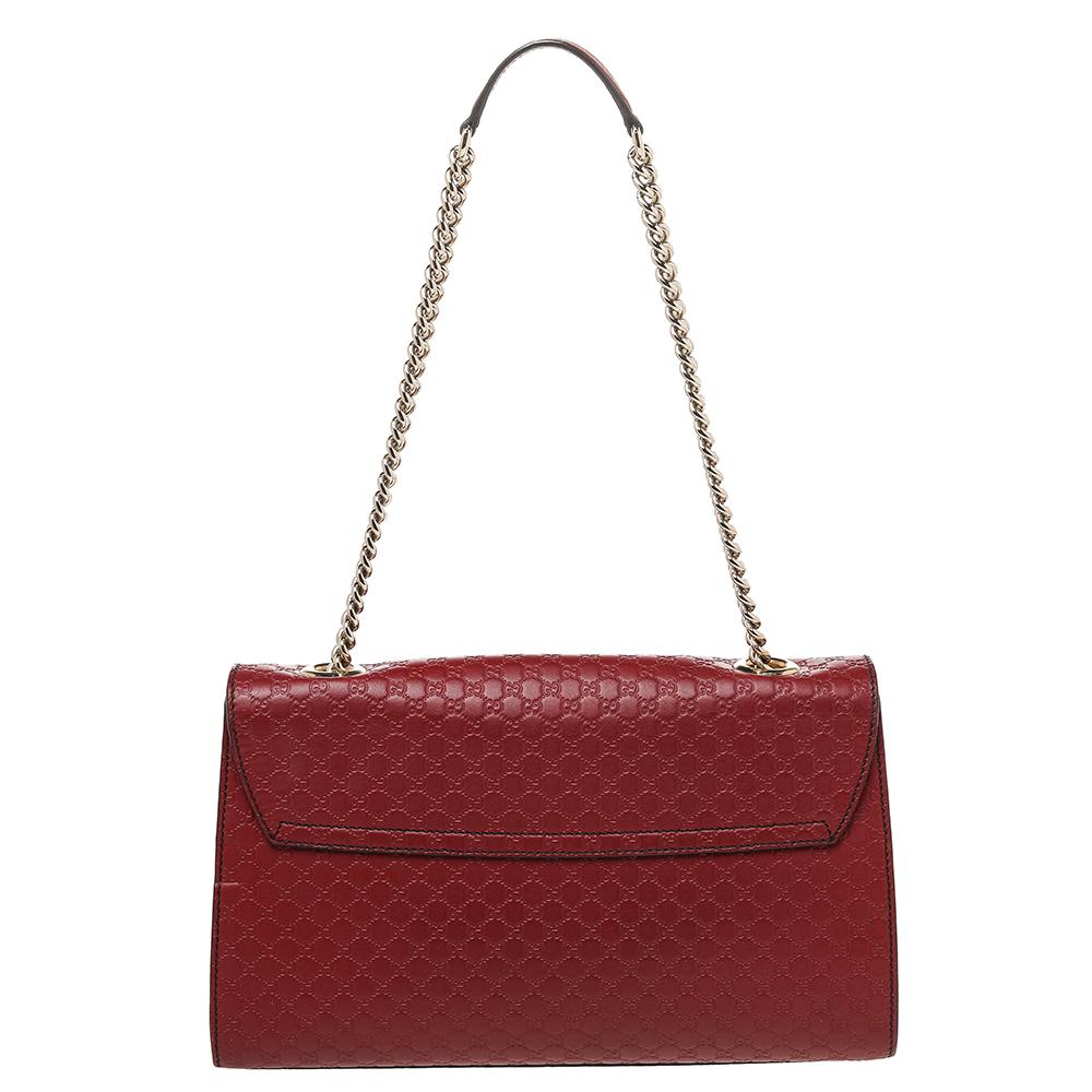 Gucci's handbags are not only well-crafted but are also coveted because of their opulent appeal. This Emily shoulder bag, like all of Gucci's creations, is fabulous and closet-worthy. It has been crafted in Italy from micro guccissima leather and