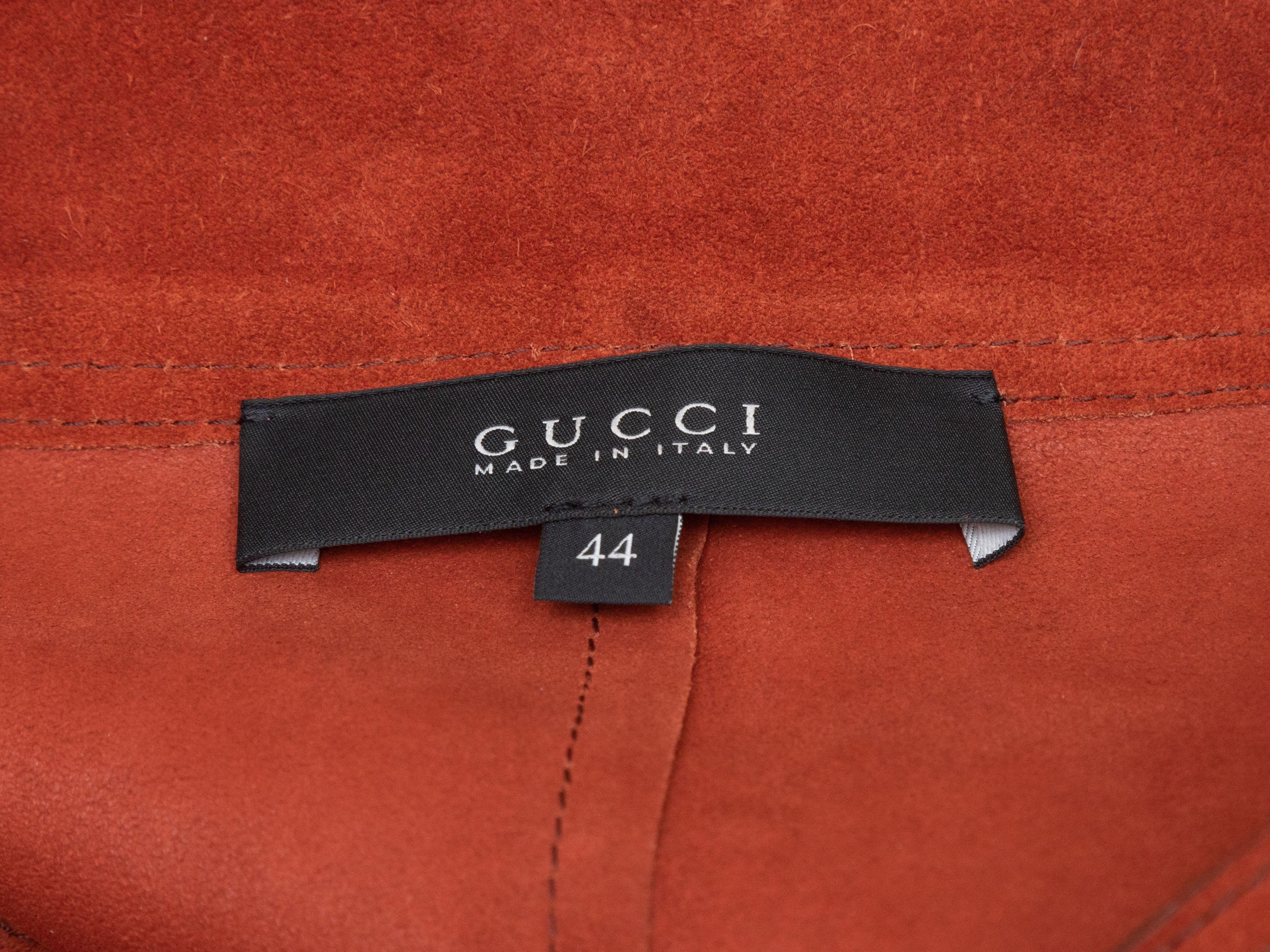 Produkt-Details: A-Linien-Rock aus gebranntem Siena-Wildleder von Gucci. Goldfarbene Knopfleiste in der vorderen Mitte. Designer Größe 44. 30