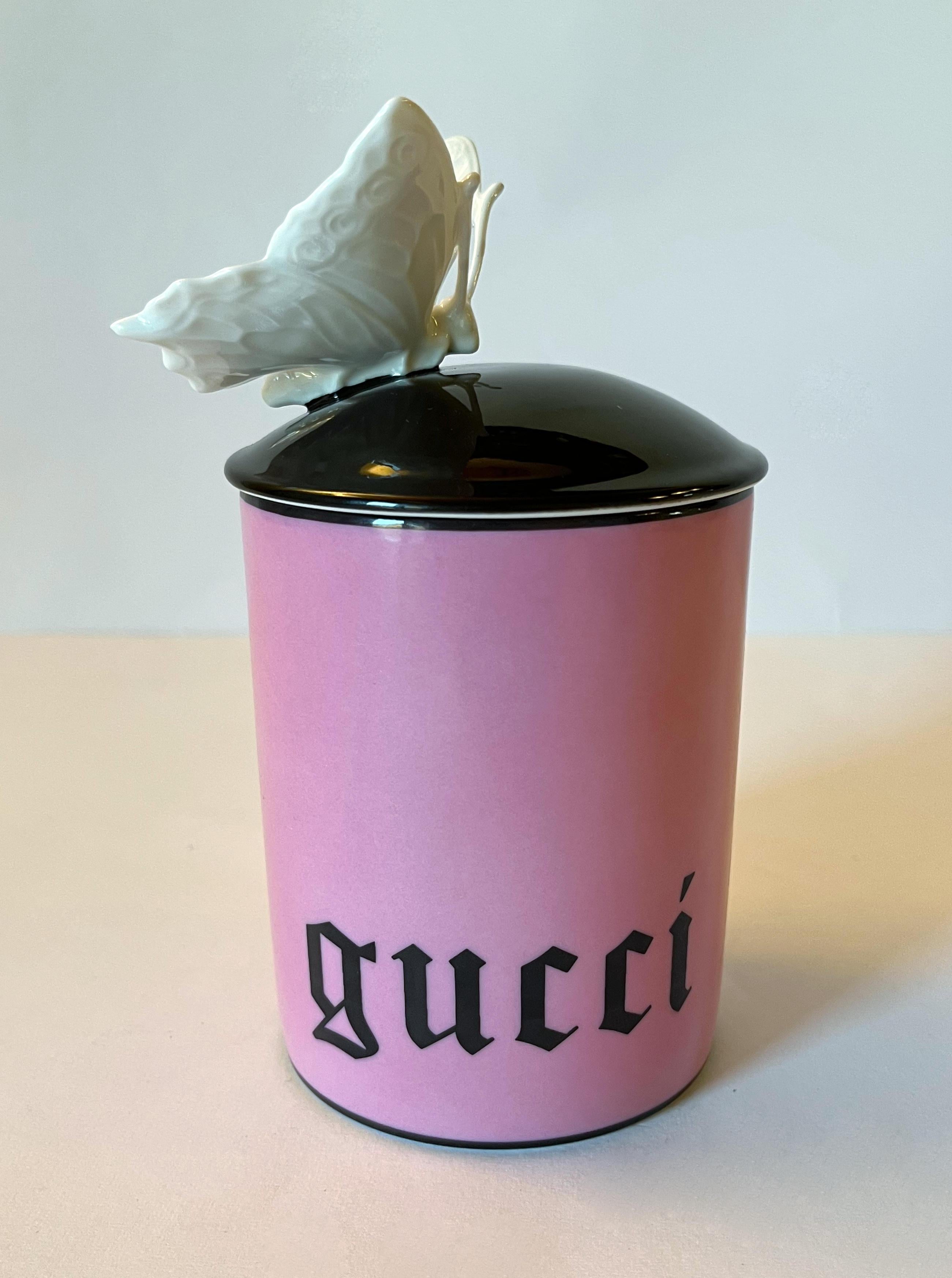 Candela profumata Gucci Inventum Butterfly in porcellana rosa con una farfalla in volo sul coperchio / Made in Italy da Richard Ginori
Marchio originale sulla base / viene fornito con la scatola originale
Diametro: 3,5 pollici, altezza: 6 pollici
1