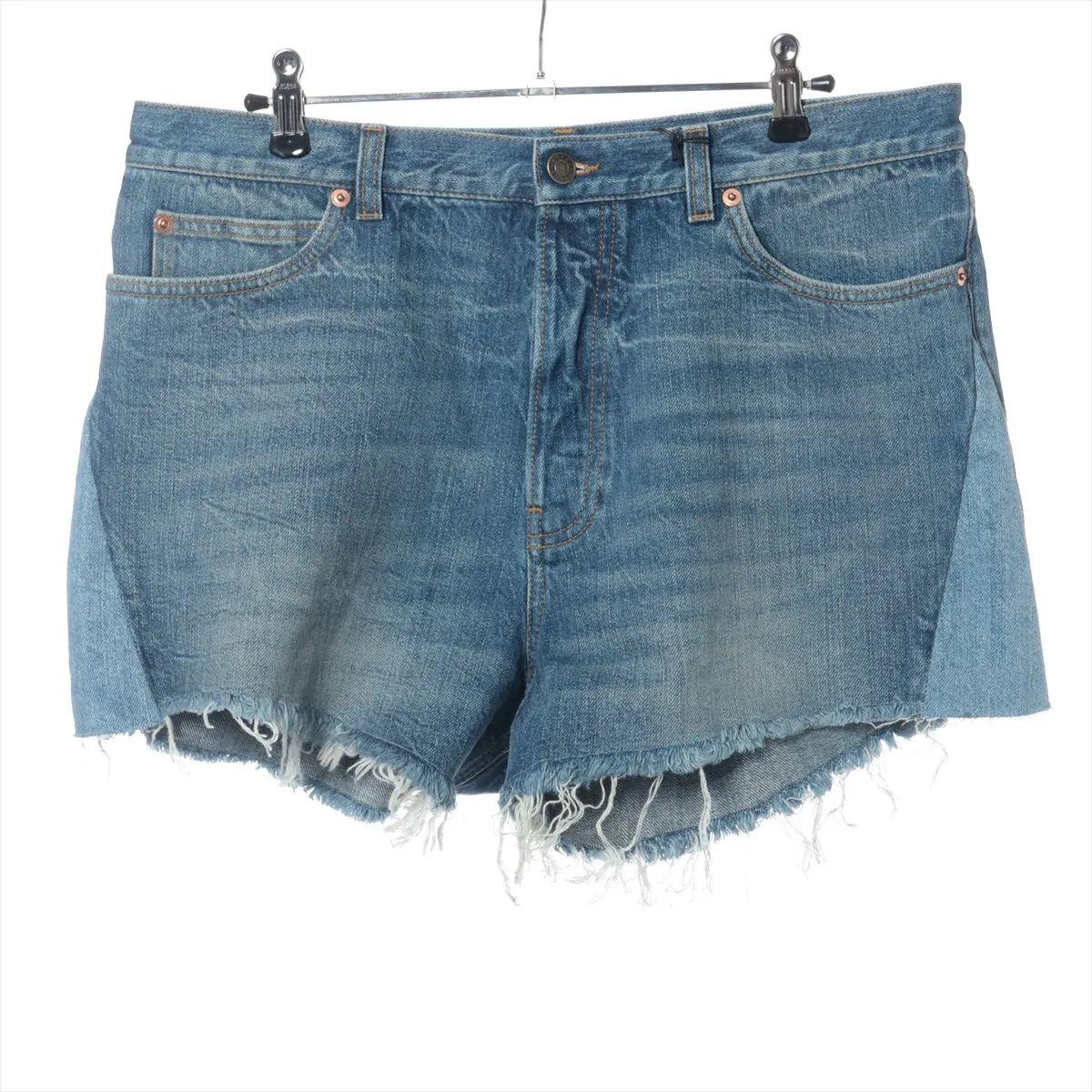Il pantalone corto Gucci Button-Down in cotone denim di colore blu è un capo elegante e versatile che mette in mostra la miscela di comfort casual e dettagli raffinati del marchio. Realizzata in denim di cotone di alta qualità, offre una vestibilità