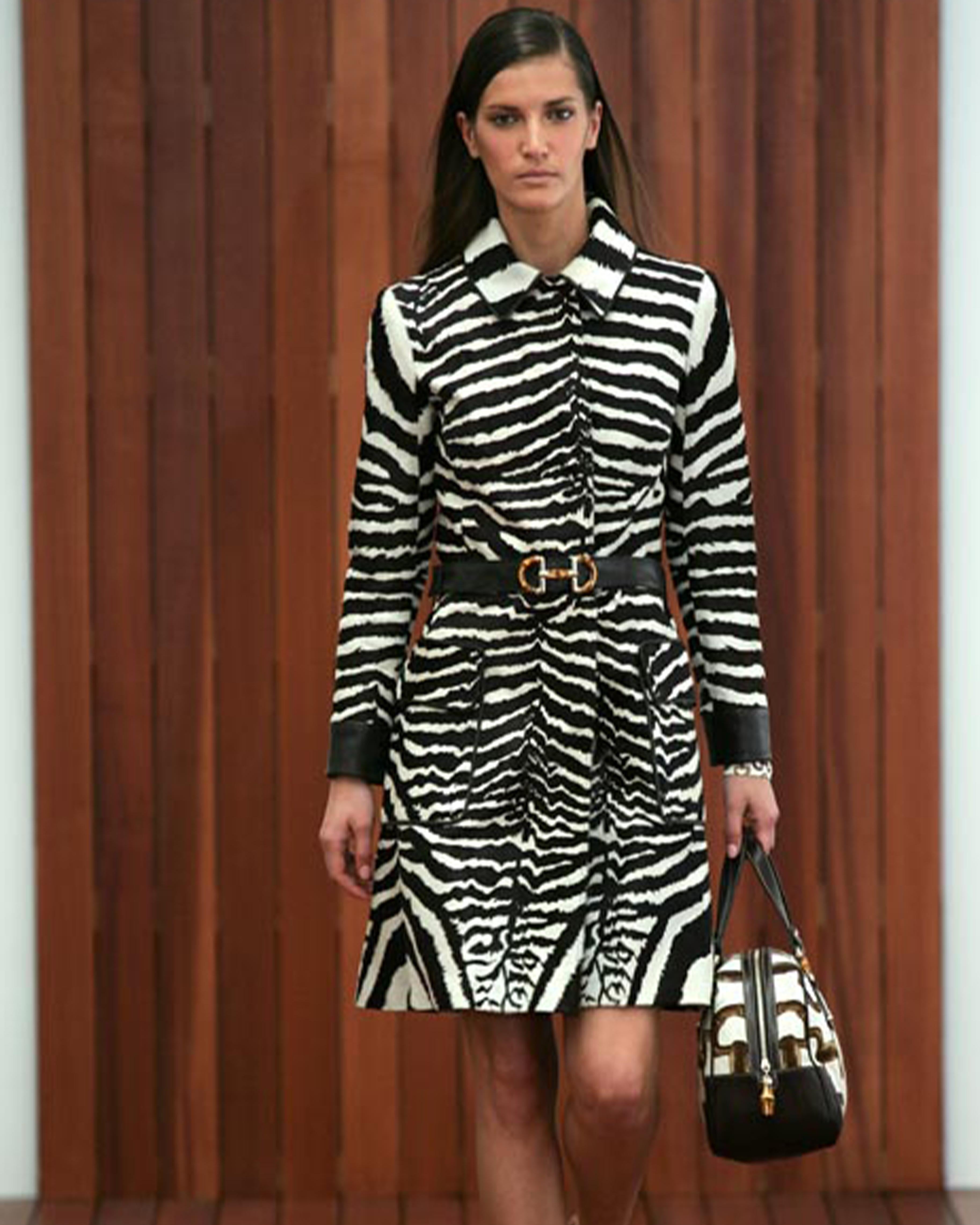 - Conçu par Alessandra Facchinetti
- Collection Croisière 2006
- Short brun en poils de poney
- Imprimé zébré
- Même schéma pour la piste d'atterrissage
- Taille haute
- Coupe très courte
- Fabriqué en Italie
- Matériaux : cuir et cupro
- Taille :