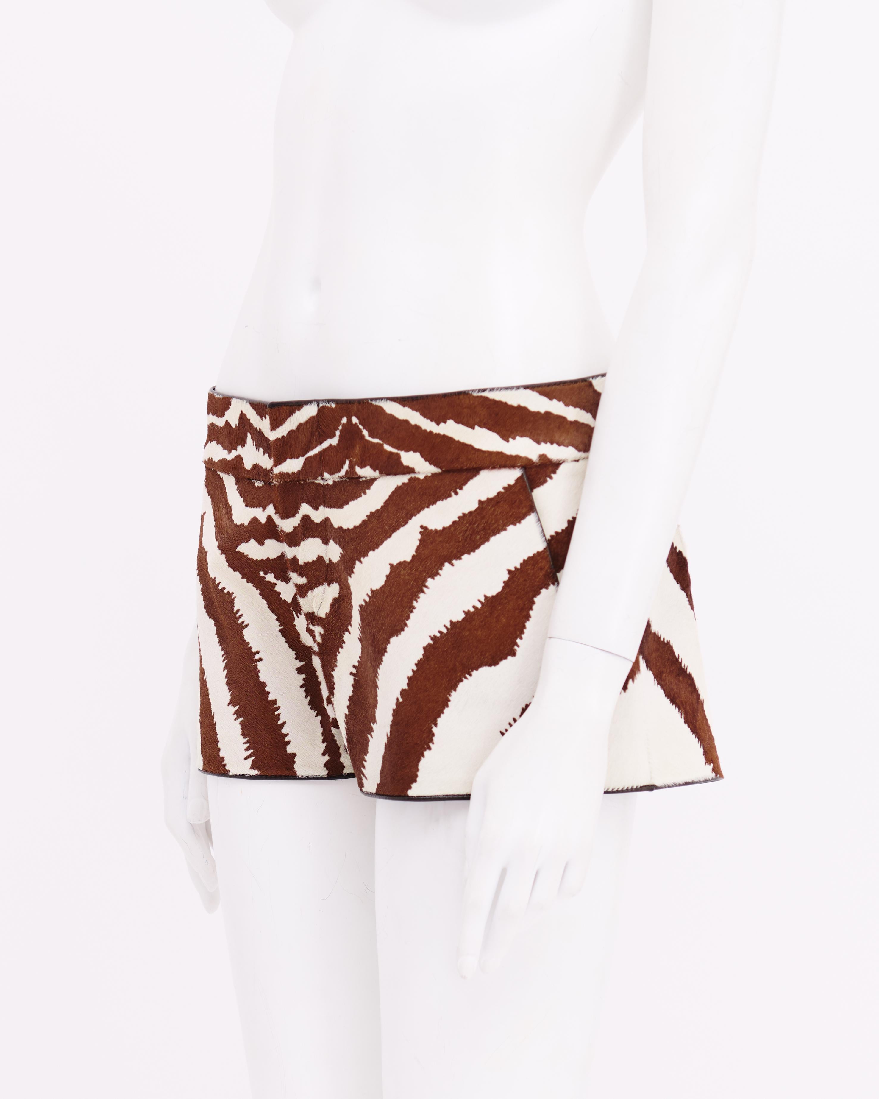 - Designed by Alessandra Facchinetti
- Sold by Skof.Archive
- Cruise 2006 Collection
- Pony Hair Brown Shorts
- Zebra Print
- Made in Italy
- Materials: Real Leather & Cupro
- Size: FR 38 - EN 42 - UK 10 - US 8 (EU)
