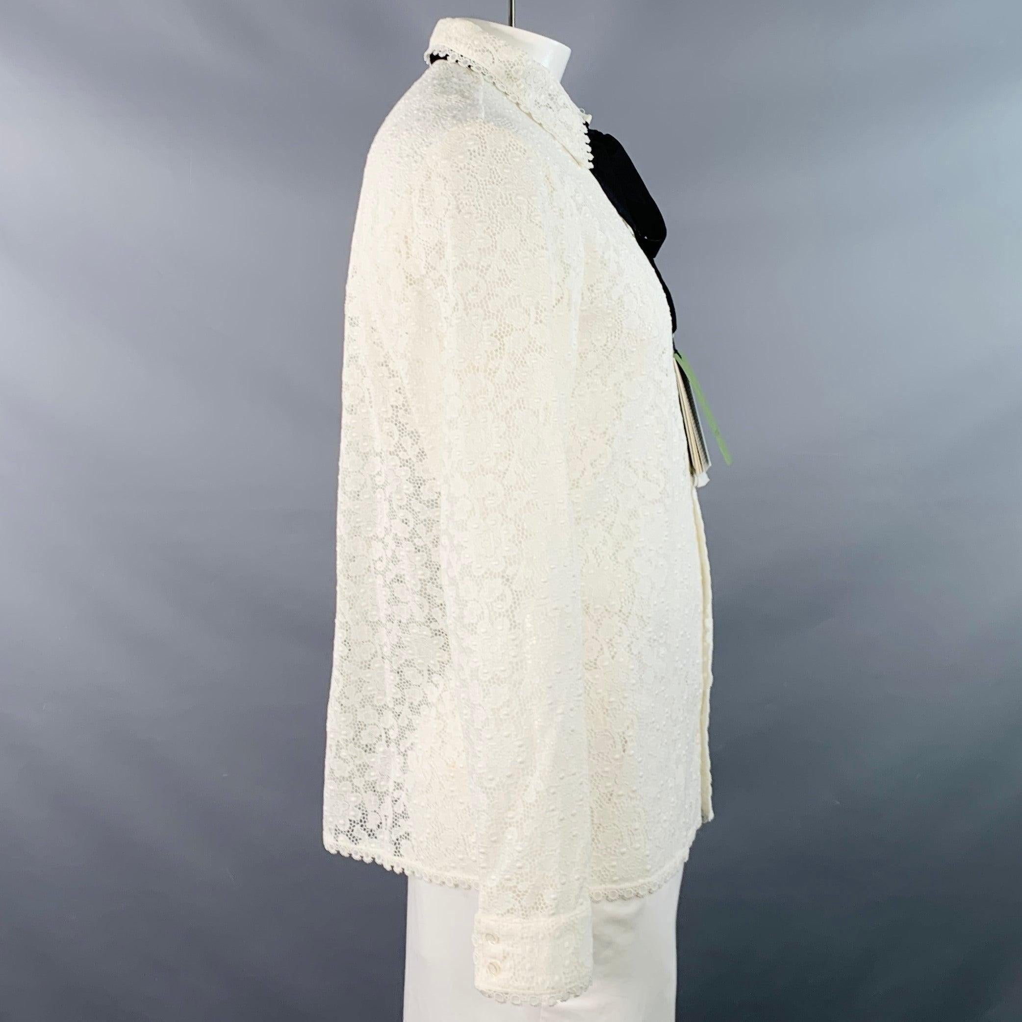 Blanc GUCCI by ALESSANDRO MICHELE Size L White Macrame Lace Cotton Blend Bow Long Sleeve Shirt (Chemise à manches longues avec nœud) en vente