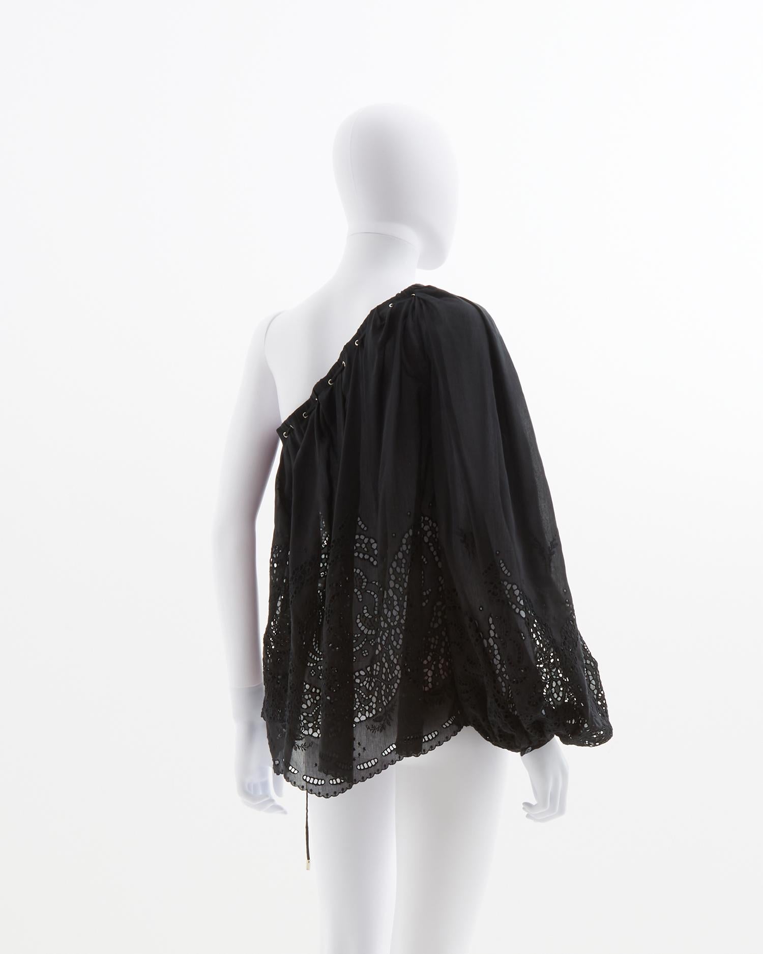 - Designed by Frida Giannini
- Sold by Skof.Archive
- Black cotton one shoulder top 
- Adjustable coulisse 
- Fit over to the body 
- Resort 2009

Size:
FR 36 - IT 40 - UK 8 - US 4 (EU)

Measurements:
Sleeves 65 cm / 25”                             