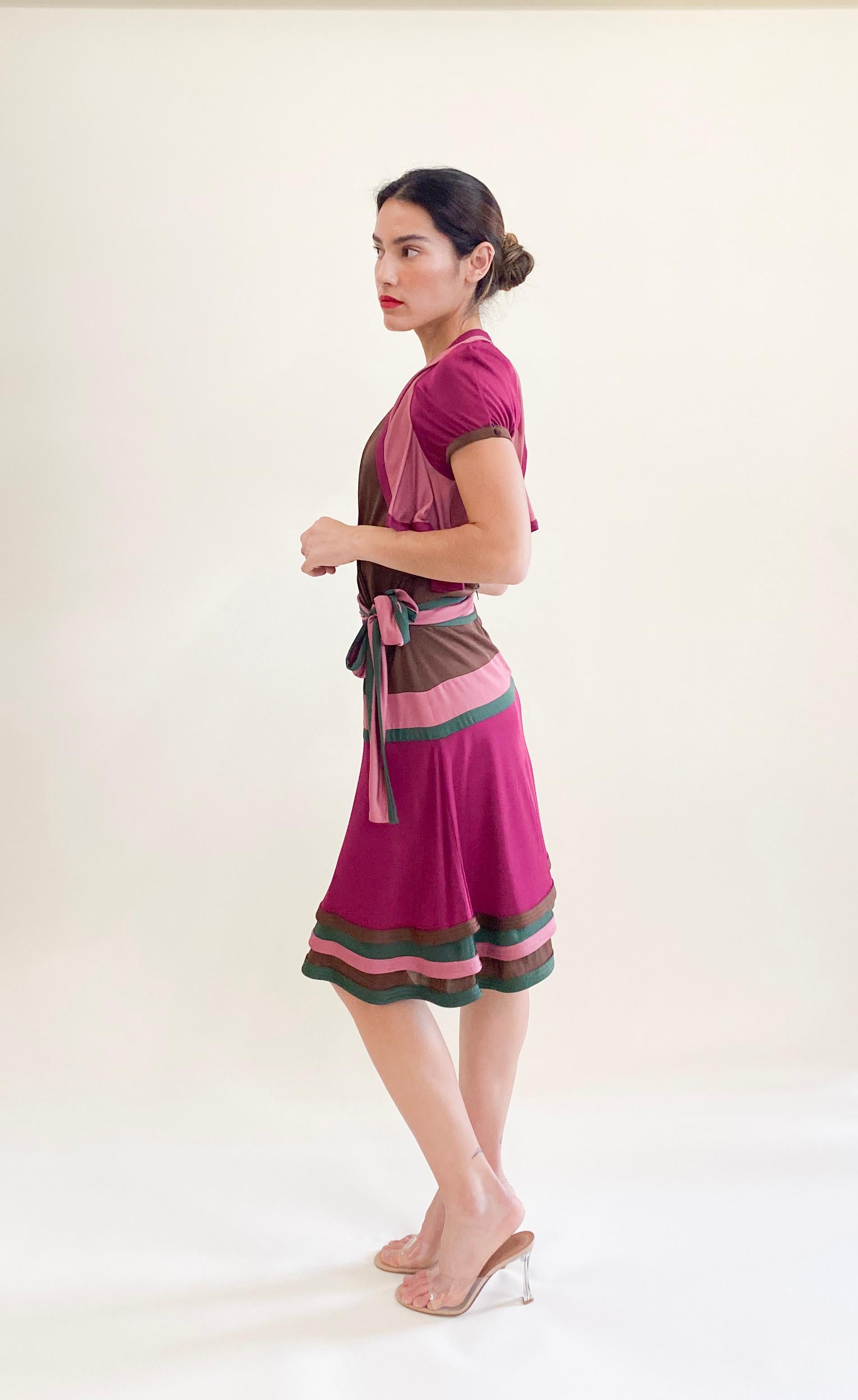 Cette superbe robe Gucci de 2006 présente un magnifique mariage de couleurs - rose, marron, sarcelle et magenta. Son design enveloppant accrocheur et le subtil label Gucci en font une pièce de choix pour toutes les occasions. Laissez-vous séduire