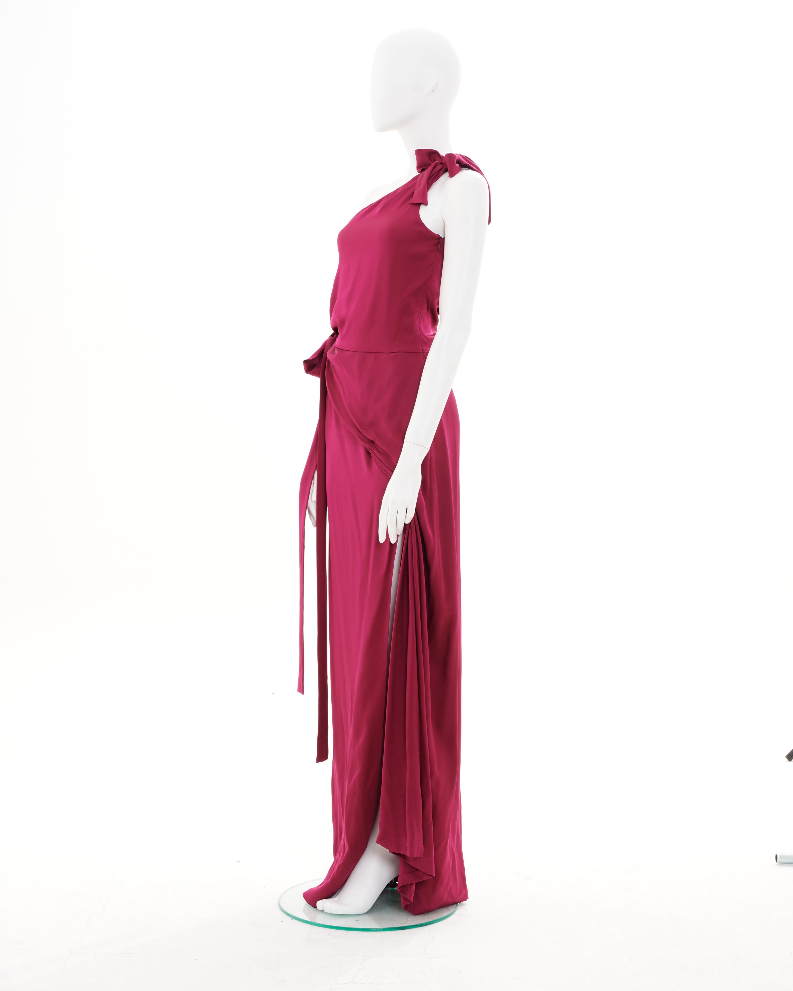 - Designed by Frida Giannini
- Sold by Skof.Archive
- 2011 Collection
- Evening Long Dress
- One Shoulder
- Lateral Drapes
- Excellent Condition
- Made in Italy
- Materials: Silk
- Size: FR 36 - EN 40 - UK 8 - US 4 (EU) 