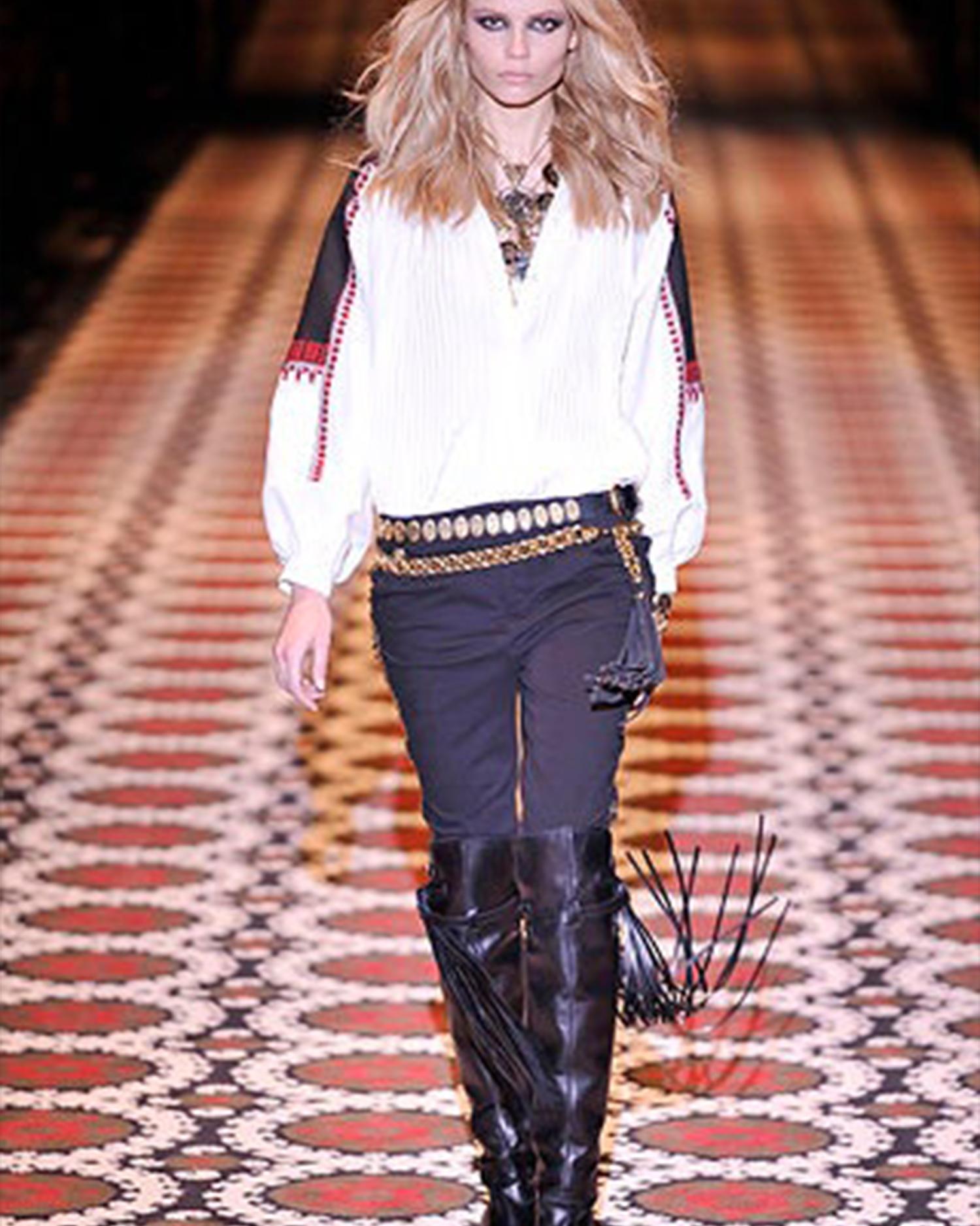 - Conçu par Frida Giannini
- Collection automne-hiver 2008
- Objet du défilé
- Studded Embellished Black Pants
- Fermeture en dentelle dans le dos
- Fermeture par boutons sur le devant
- Embellissement en métal doré sur les deux côtés
- Bon état, il