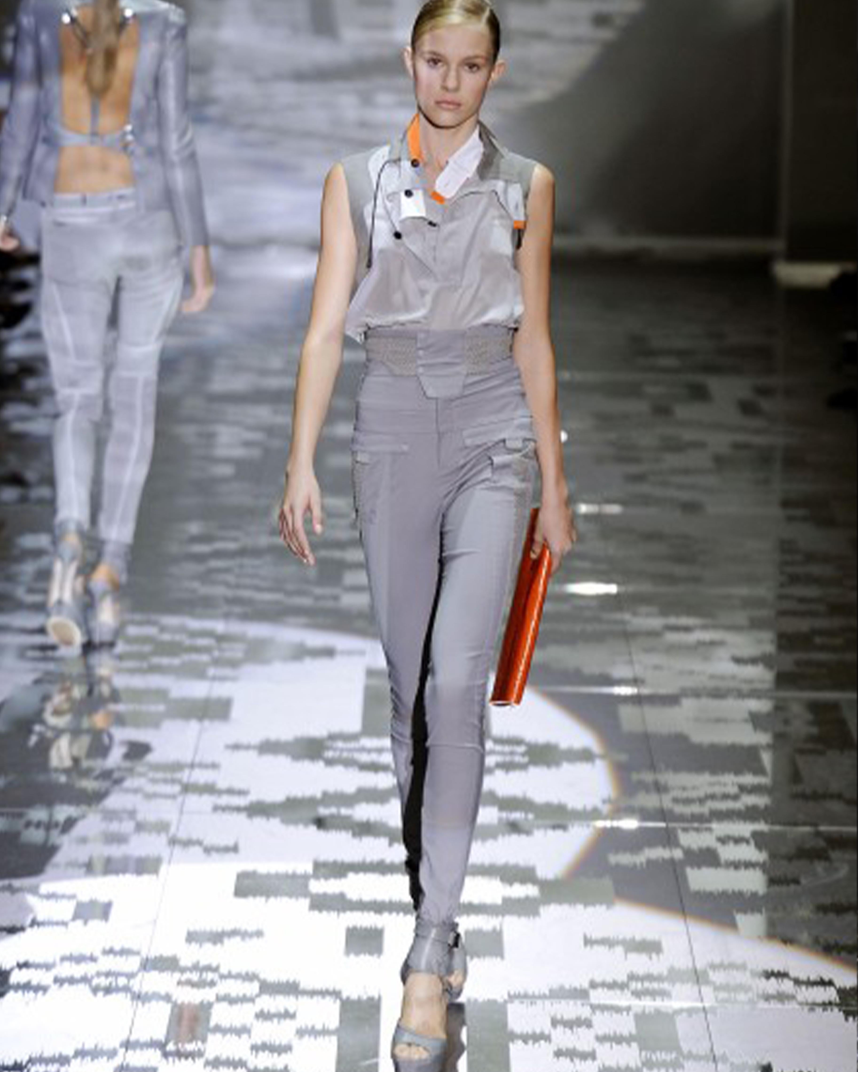 - Diseñado por Frida Giannini
- Colección primavera verano 2009
- Alto desperdicio
- Detalles tácticos
- Cierre de gancho
- Bolsillos cargo
- Tobilleras con cremallera
- Corte entallado
- Excelente estado
- Fabricado en Italia
- Materiales: 56%
