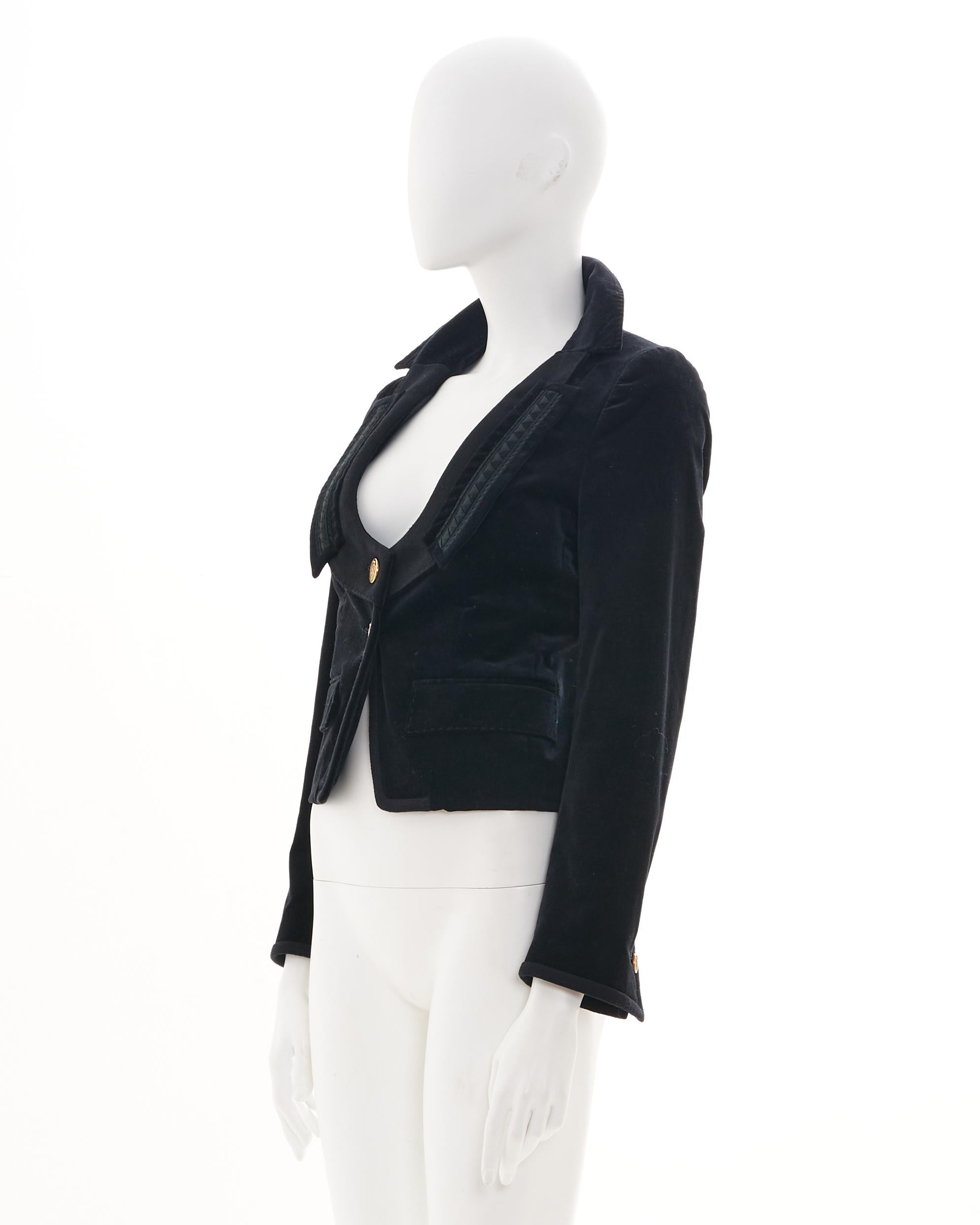 - Designed by Frida Giannini
- Sold by Skof.Archive
- 2008 Collection
- Black Fitted Jacket
- Gold Buttons with Gucci Shield
- Geometric Applications
- Two Pockets
- Excellent Condition
- Made in Italy
- Materials: Velvet
- Size: FR 34 - IT 38 - UK