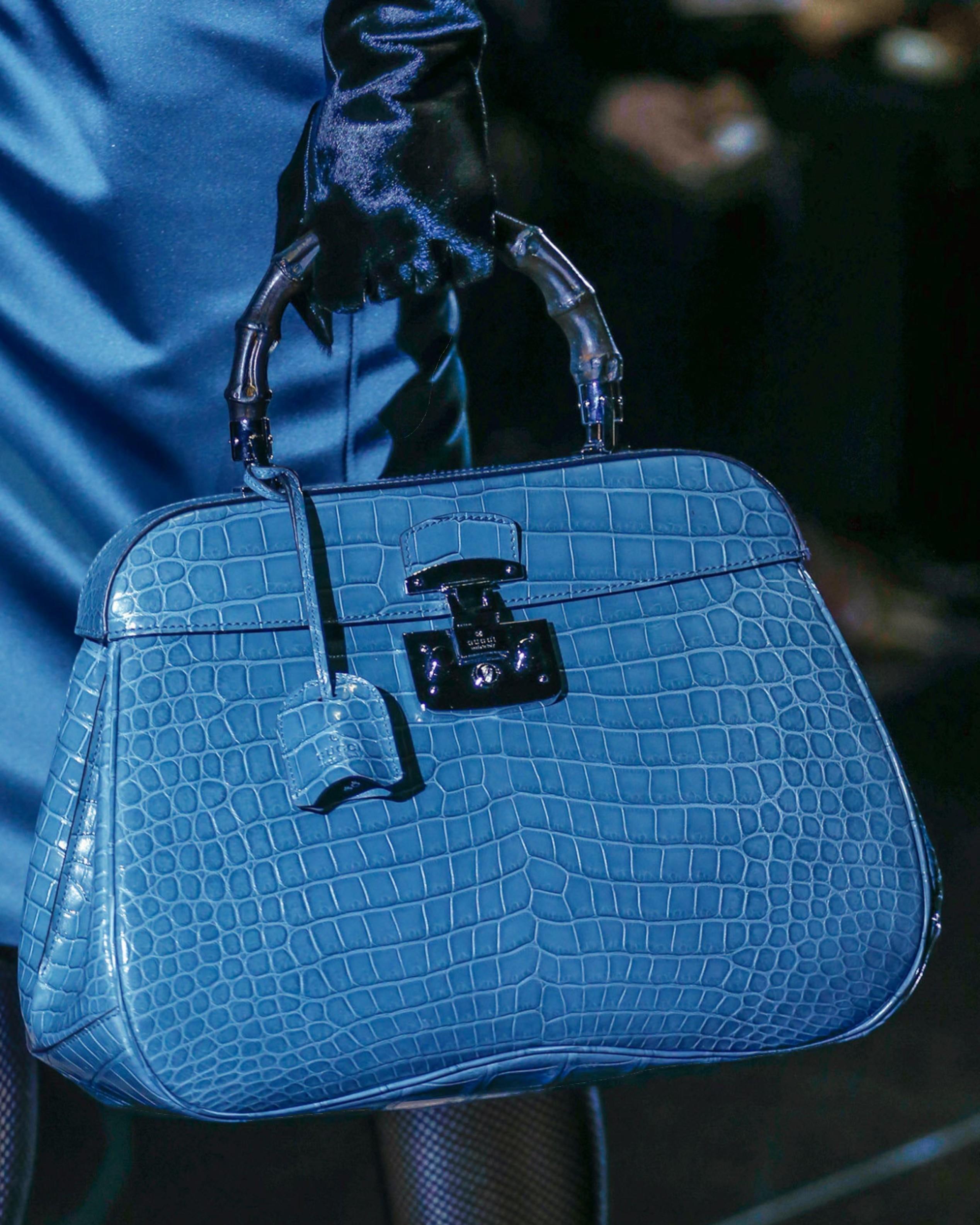 - Conçu par Frida Giannini
- Vendu par Skof.Archive
- Collection automne-hiver 2013
- Sac en croco jaune Lady Lock
- Ferrures en métal argenté poli
- Manche en bambou noir avec attaches métalliques
- Fermoir à poussoir avec clé
- Doublure en tissu