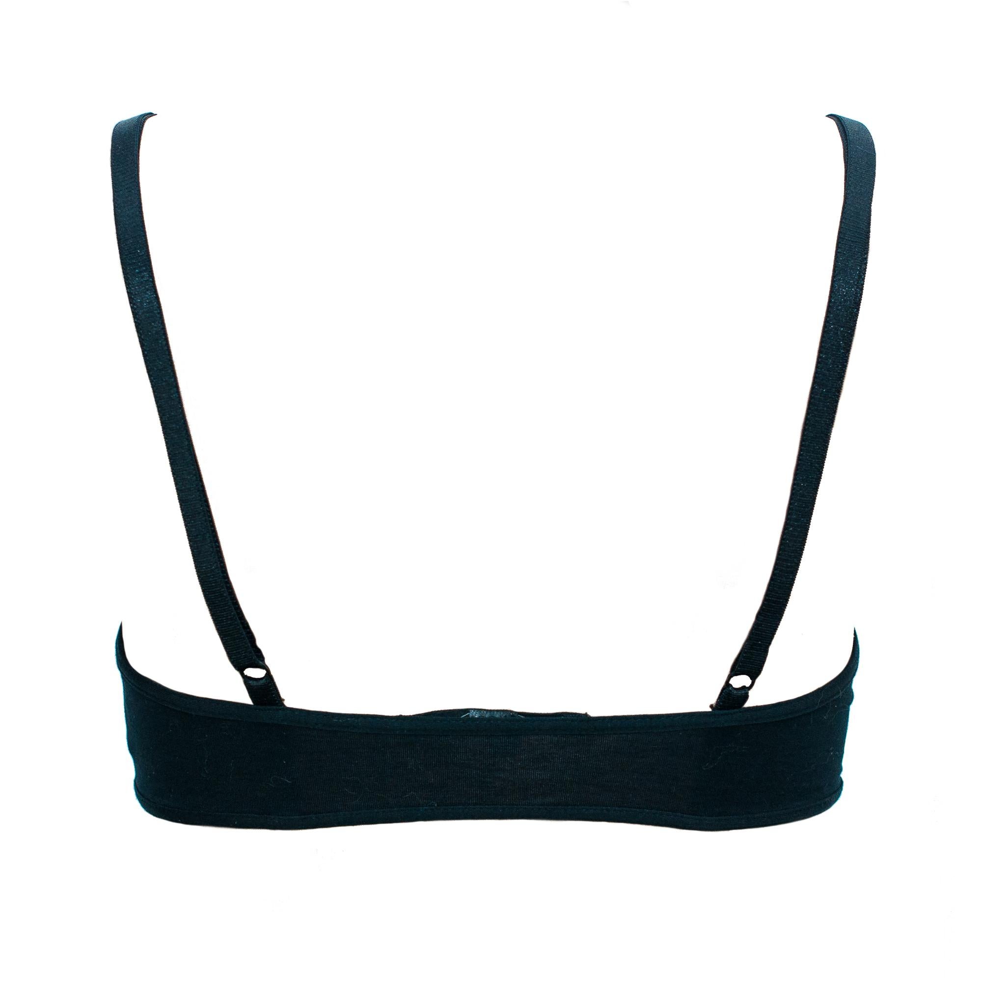 Ruder Than The Rest présente : Soutien-gorge Gucci à logo 'G' en cristal, noir, printemps-été 1998.

Présentée sur le podium dans un tissu monogramme, cette version est sans doute plus rare à trouver.

Fermoir central avec logo 
